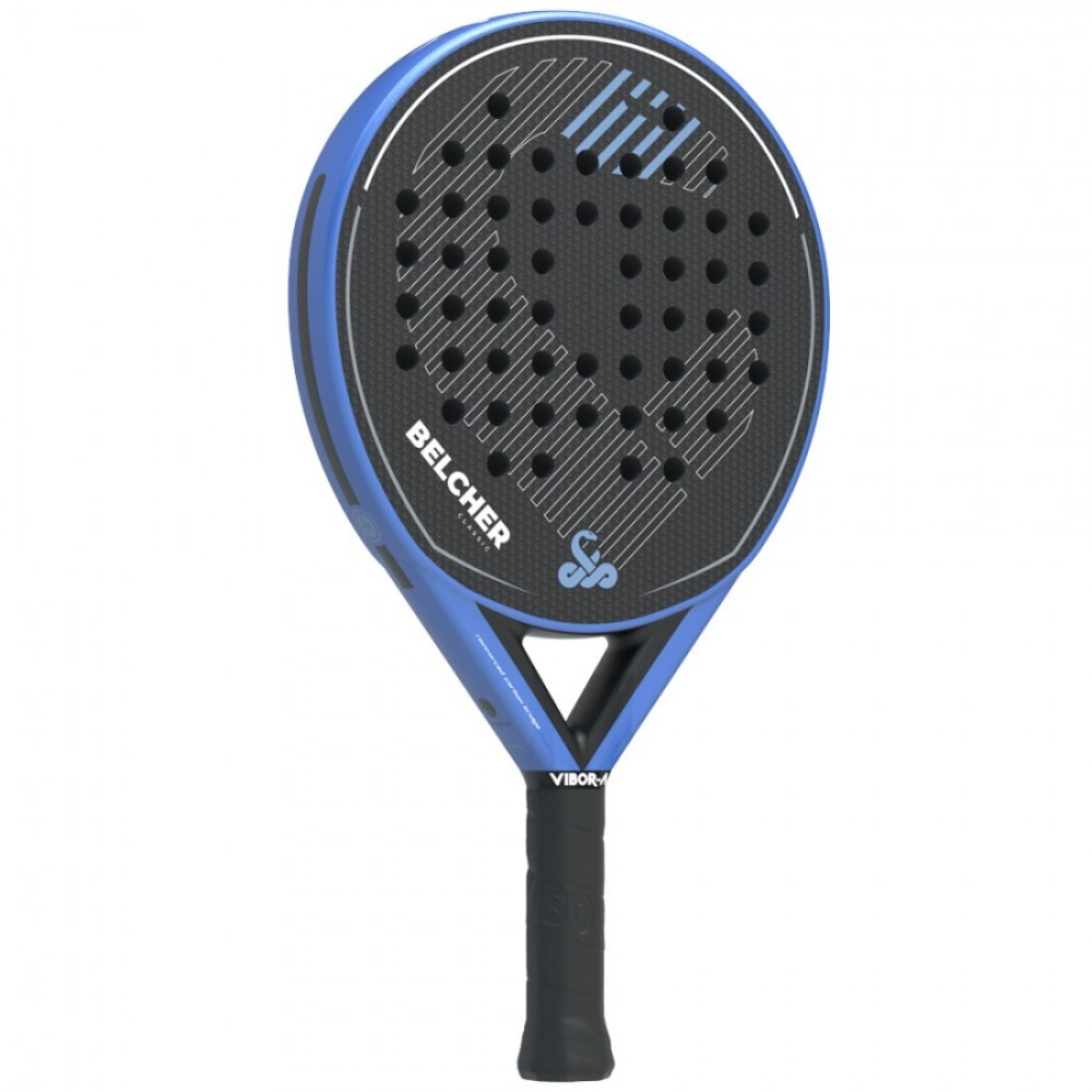 Raqueta de pádel azul y negra. La raqueta tiene un mango negro, un marco azul y una cara negra con agujeros.
