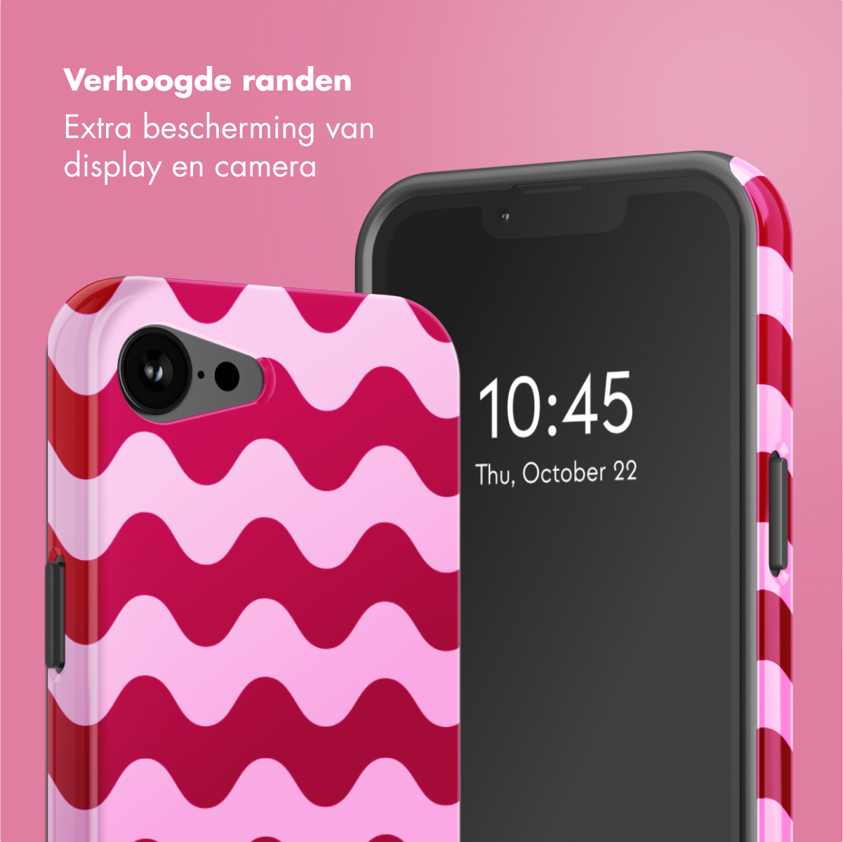 Un téléphone et une coque avec un motif de vagues roses. L'écran du téléphone affiche l'heure et la date.