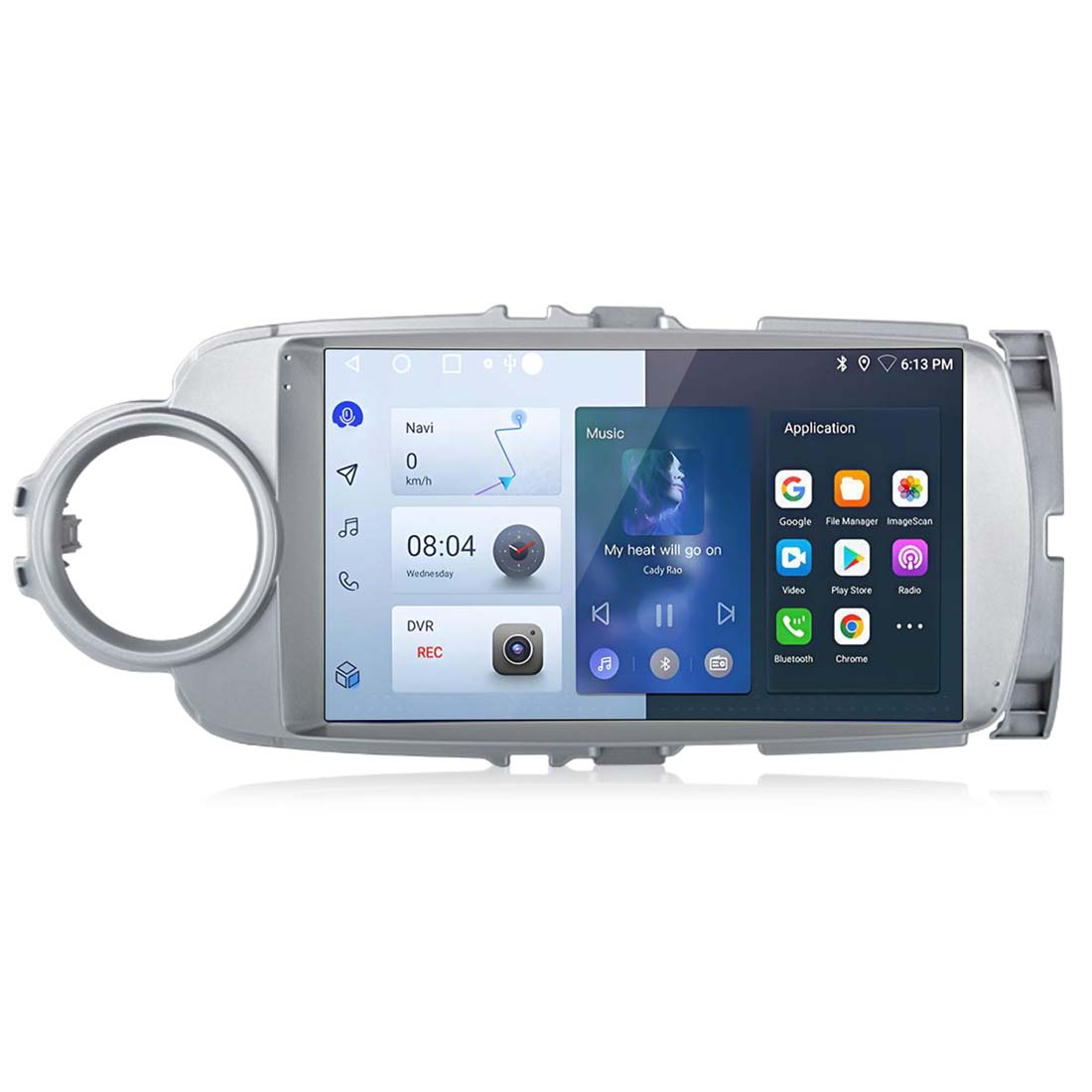 Sistema multimediale per auto con un ampio touchscreen, che mostra le opzioni di navigazione, musica e applicazioni in una cornice argentata.