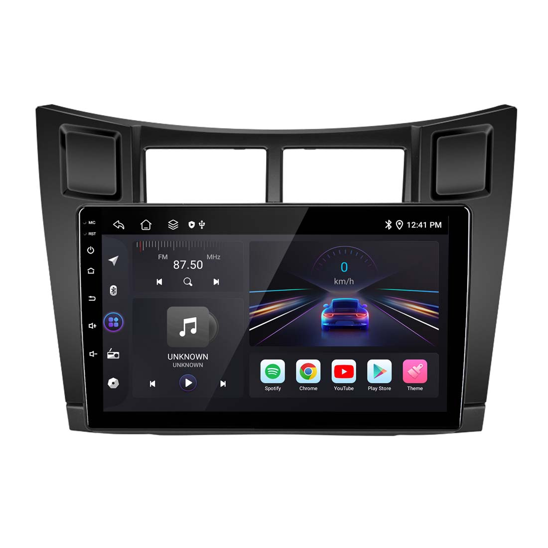 Schermo del cruscotto dell'auto che mostra l'interfaccia radio con controlli musicali e applicazioni di navigazione come Spotify e YouTube.