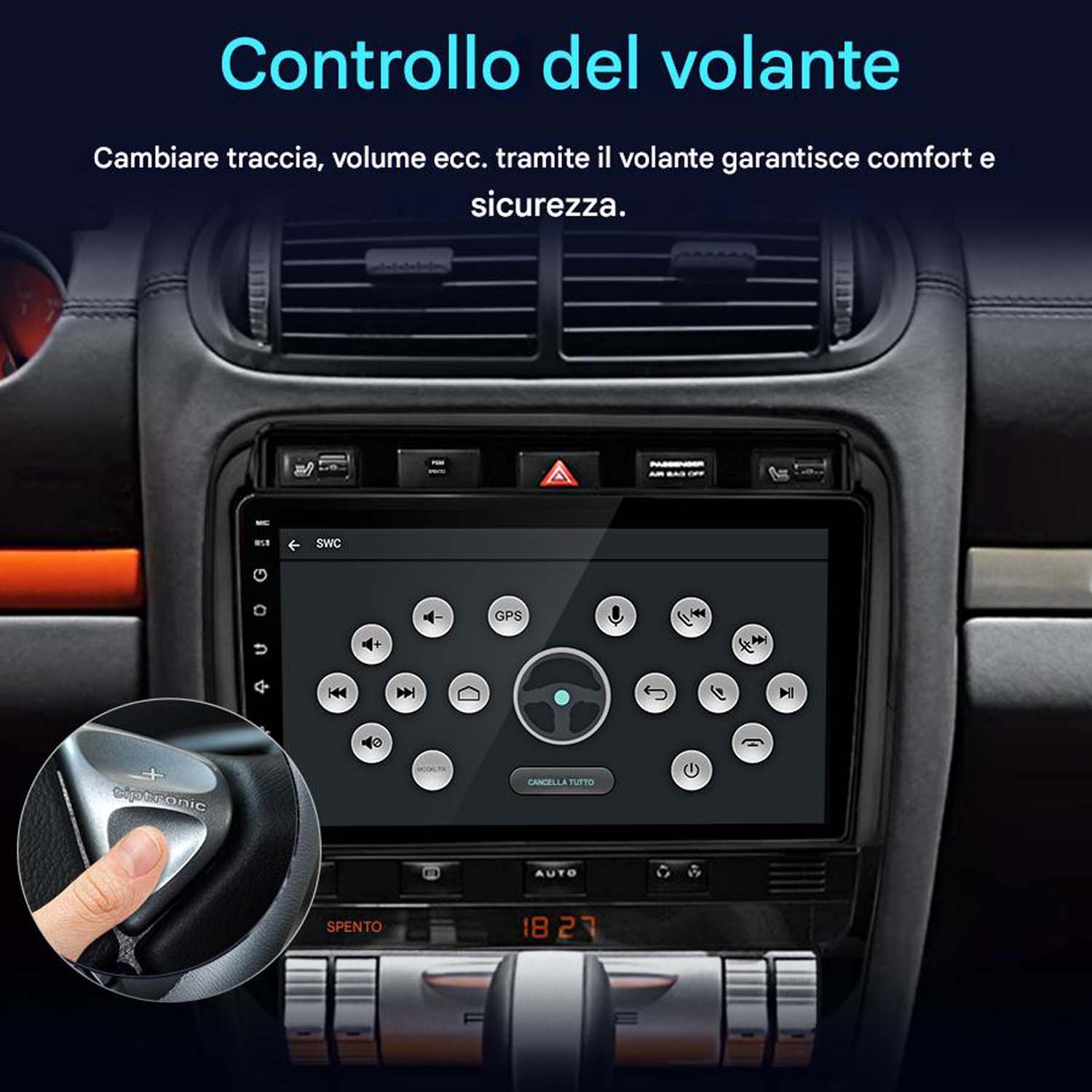 Cruscotto dell'auto con display centrale e comandi al volante per la regolazione traccia/volume, mano sui comandi.