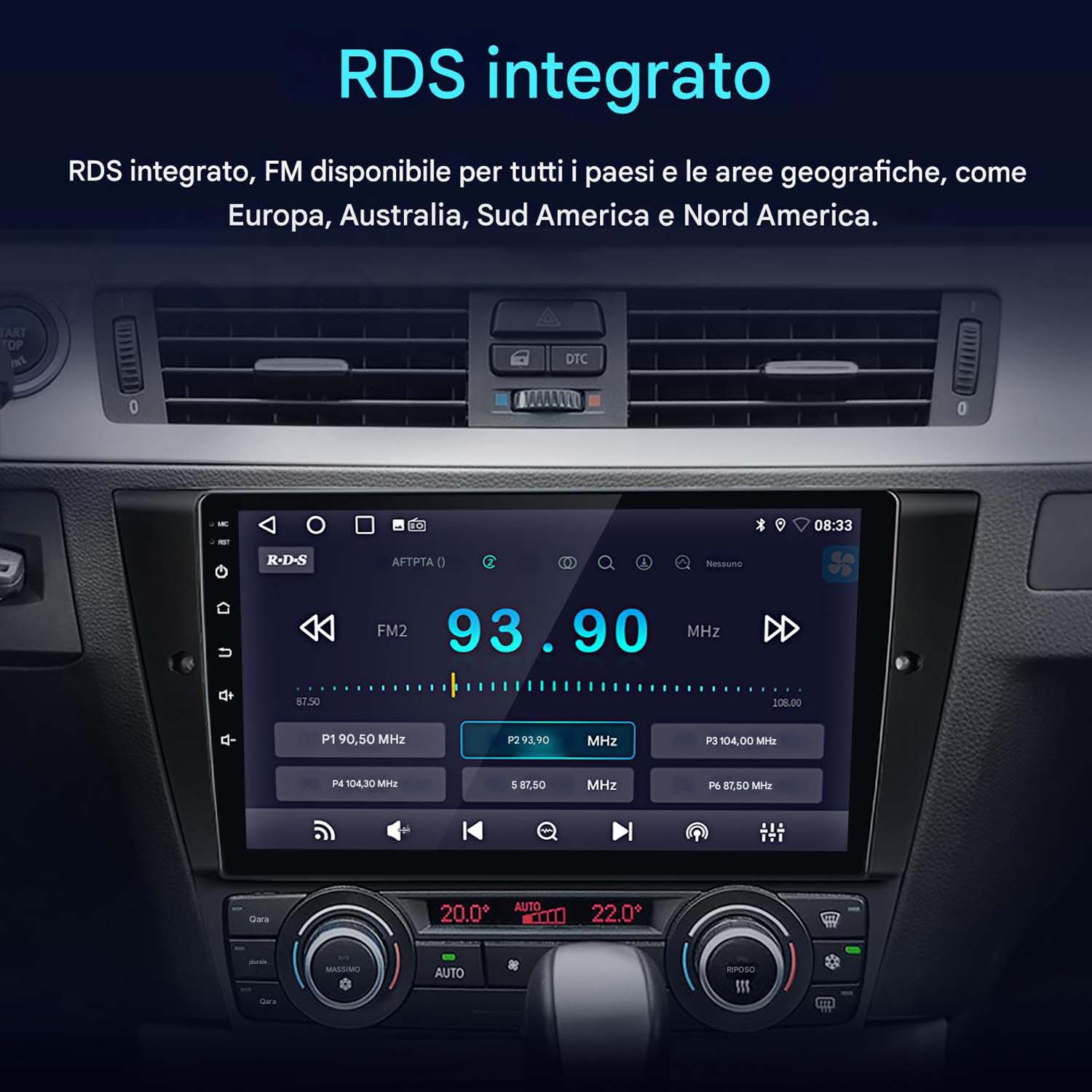 Sistema di infotainment dell'auto che mostra la radio FM con frequenza 93,90 MHz. Il cruscotto dell'auto è visibile.