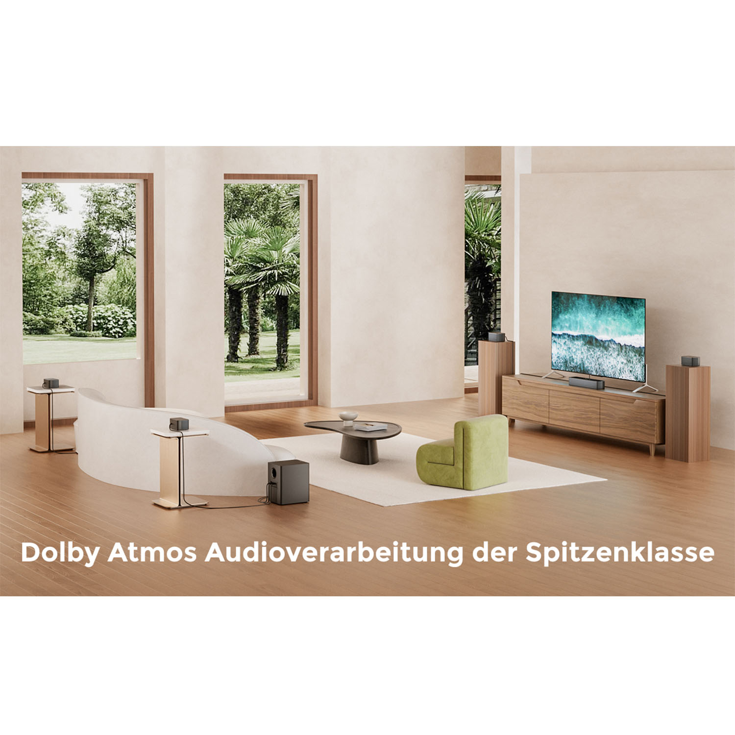 Ein Wohnzimmer mit Fernseher, Soundsystem, Fenstern und einem grünen Stuhl. Der Text sagt 'Dolby Atmos'.
