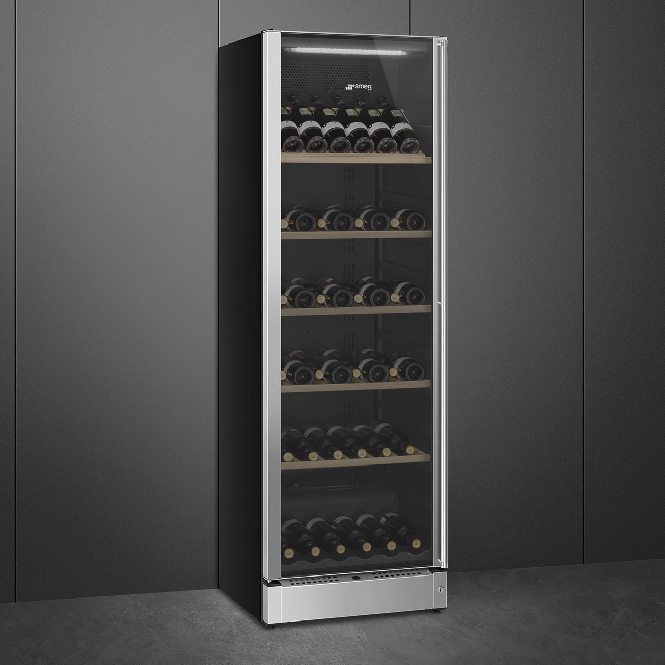 Una vinoteca con múltiples estantes llenos de botellas de vino. La puerta es de cristal.