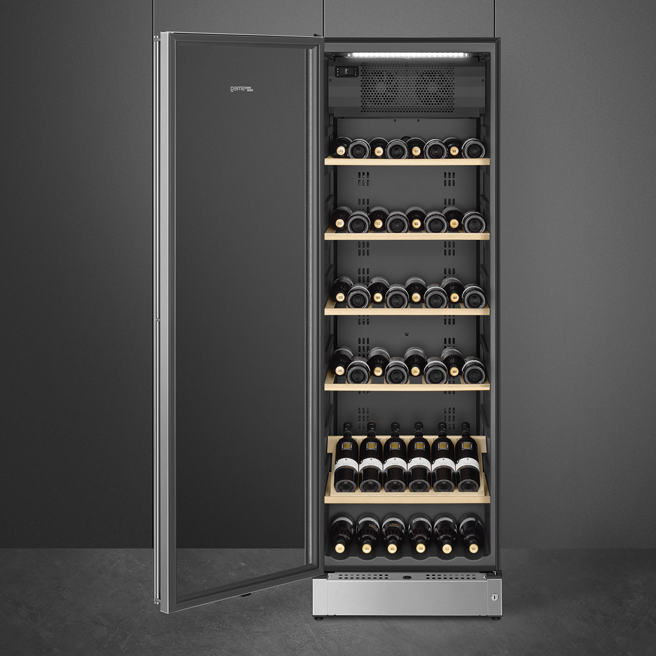 Enfriador de vino mostrando botellas en estantes de madera detrás de puerta de vidrio.