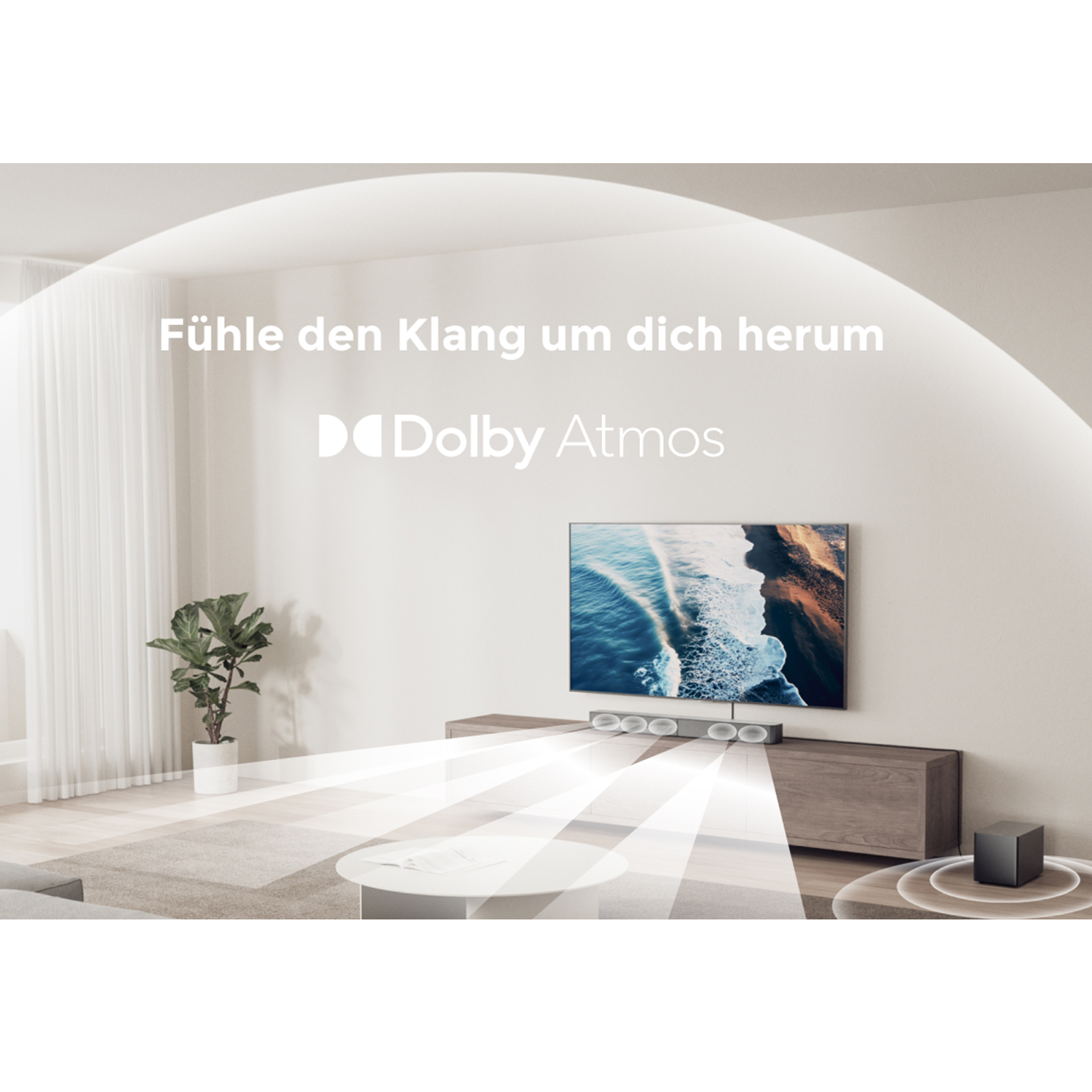 Wohnzimmer mit Fernseher, Soundbar und Pflanze. Weiße Lichtstrahlen gehen vom Fernseher aus.