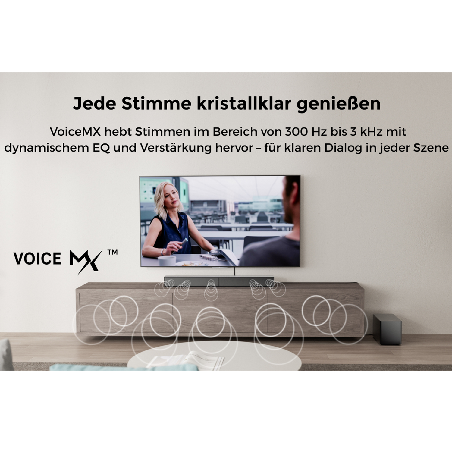 Fernseher mit zwei Personen auf dem Bildschirm, Soundbar darunter, Subwoofer an der Seite.