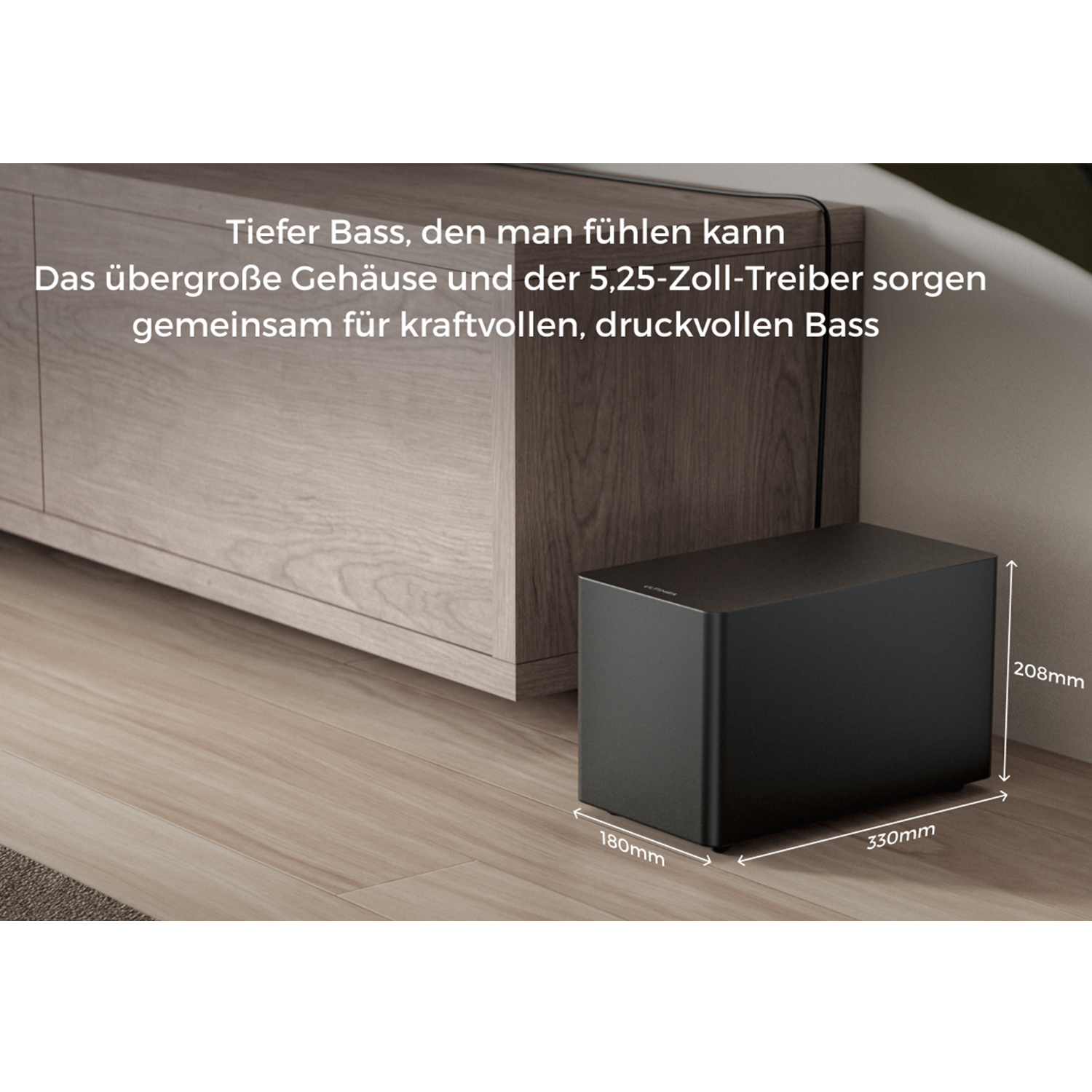Schwarzer Subwoofer neben einem Holzschrank auf Holzboden, mit Abmessungen.