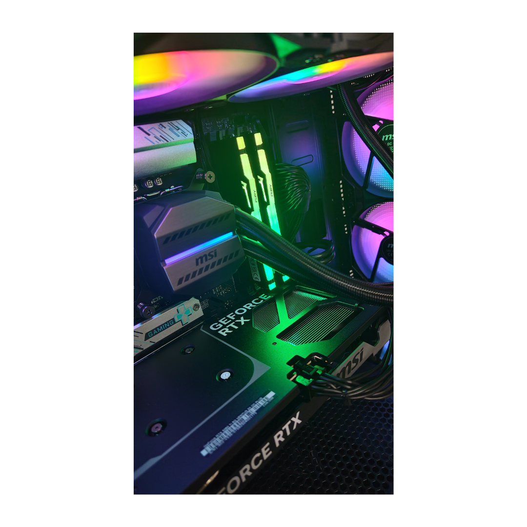 All'interno di un case di computer con luci colorate, sono visibili componenti come GPU e RAM.