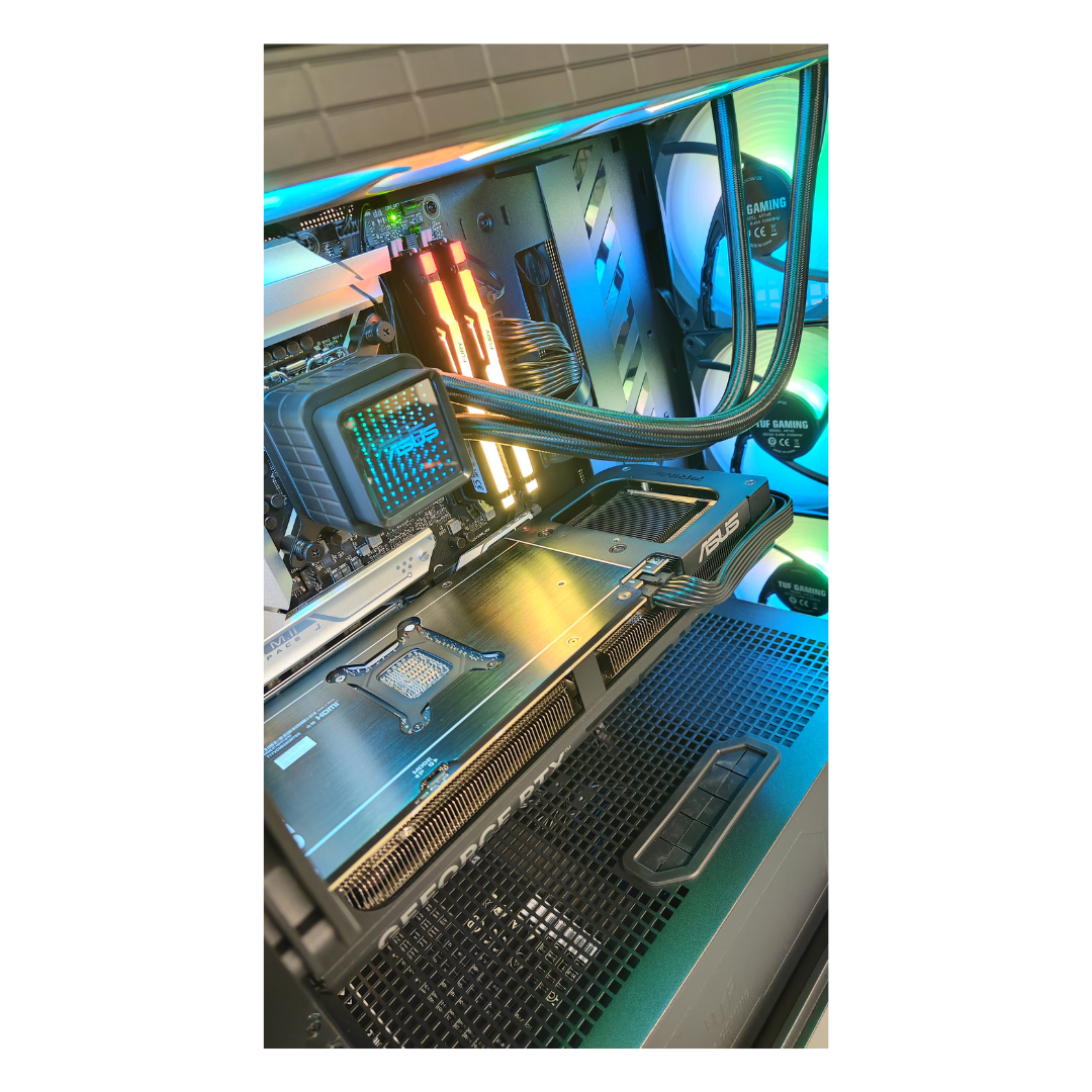 Interno di un computer con scheda grafica, raffreddatore ad acqua e ventole, illuminato con luci brillanti.