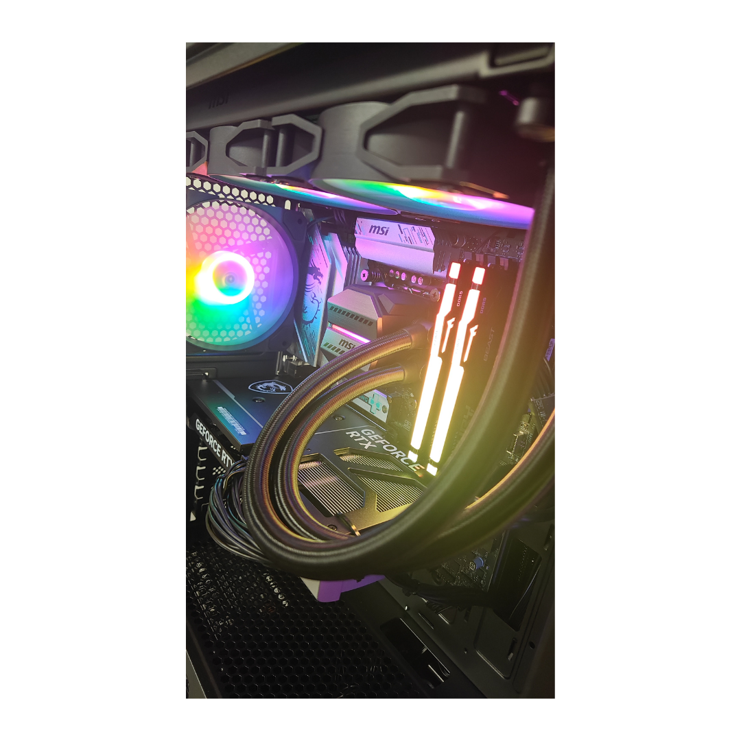 Primo piano dei componenti del computer all'interno di un case, con scheda grafica, ventole e illuminazione colorata.