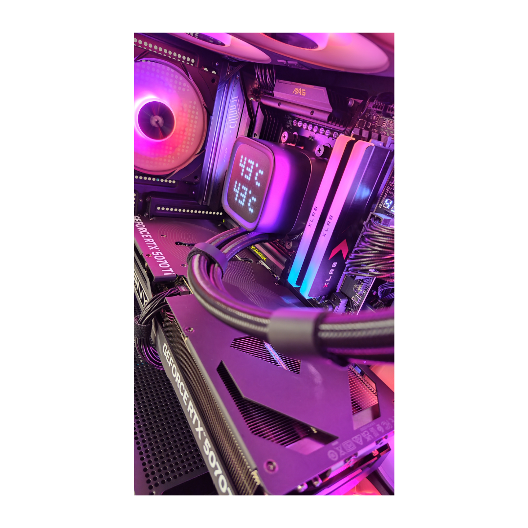L'interno di un PC è visibile, con un dispositivo di raffreddamento a liquido, RAM e scheda grafica, il tutto illuminato con una tonalità viola.