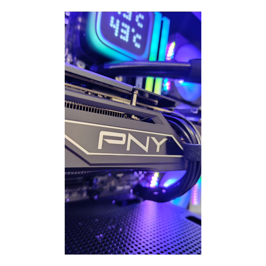Primo piano di una scheda grafica PNY all'interno di un computer, con testo e bagliore di luce blu.