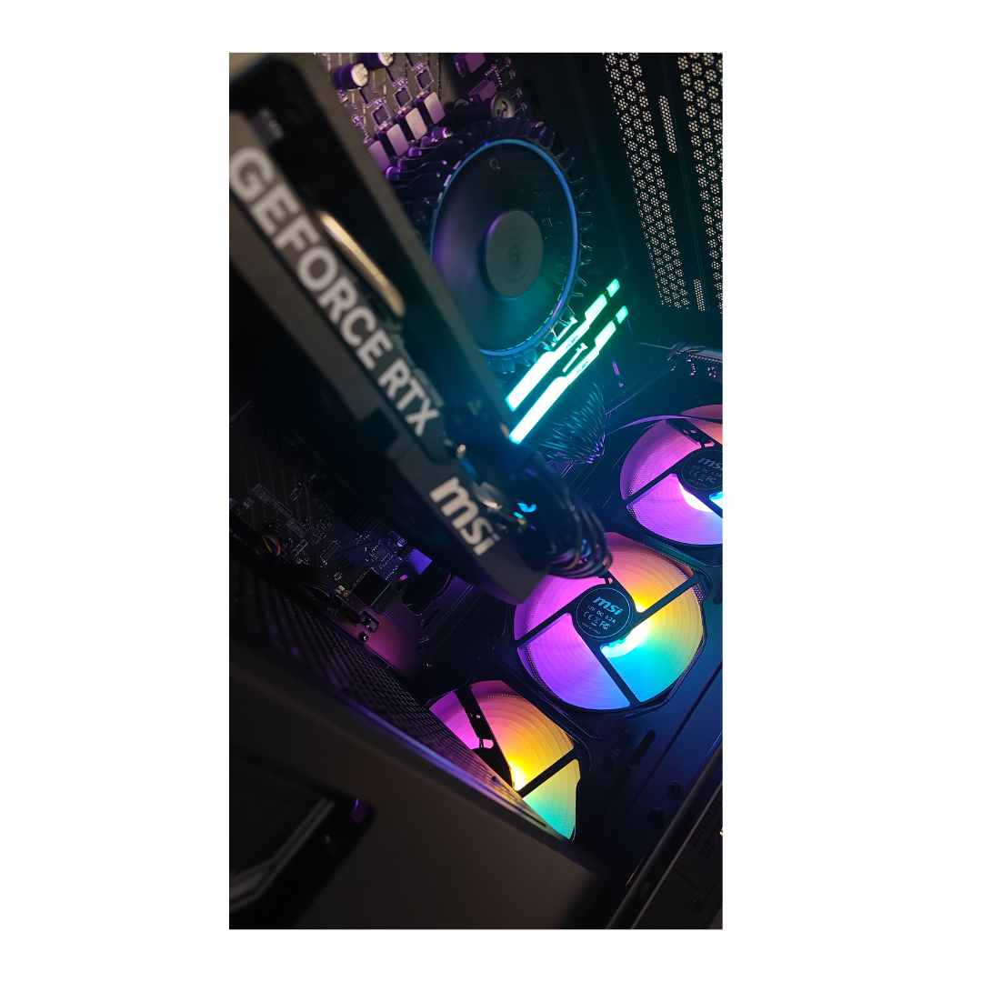 Un interno del PC con una scheda grafica, ventole e moduli RAM, il tutto con illuminazione colorata.
