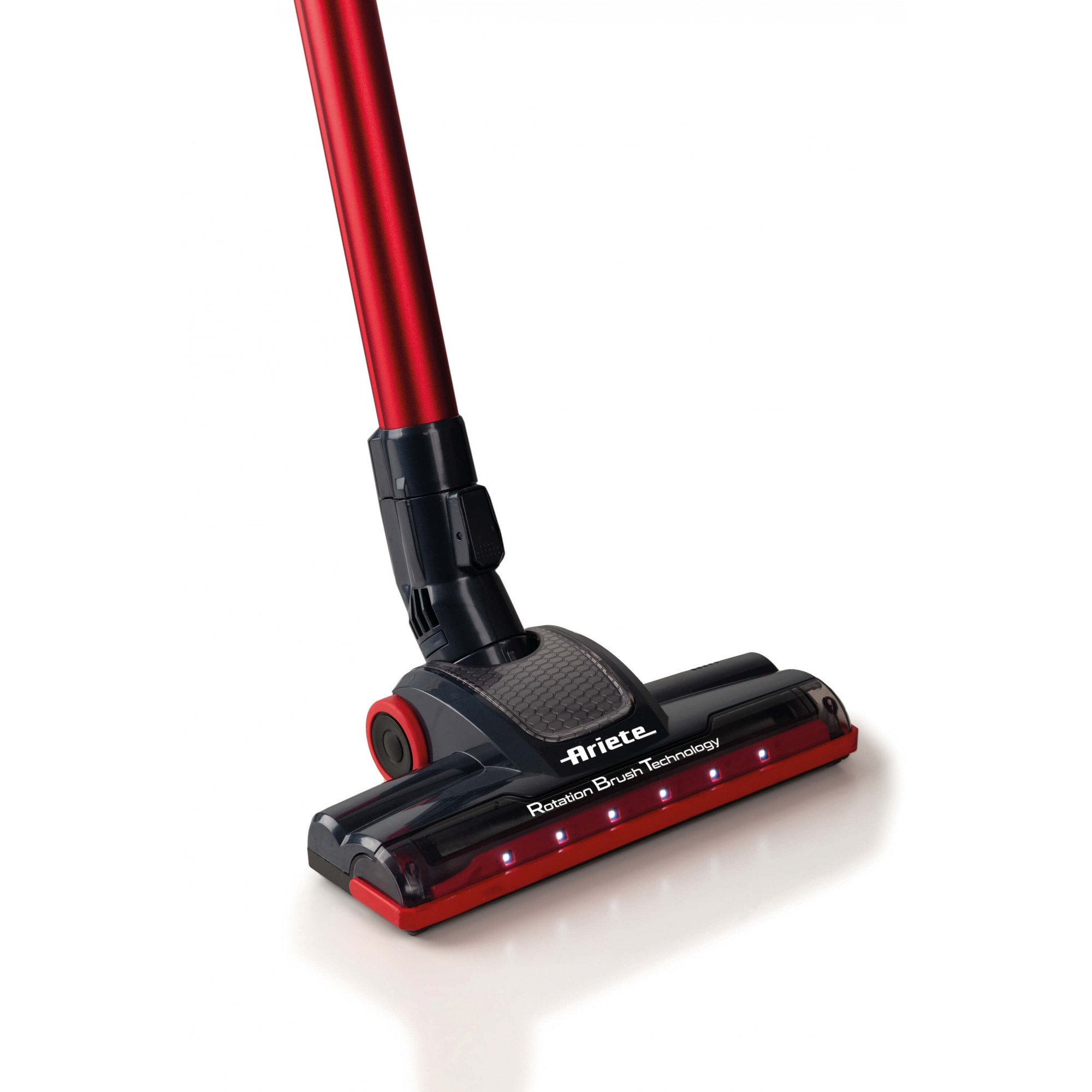 Zbliżenie głowicy odkurzacza w kolorze czerwono-czarnym. Ma nazwę marki i światło na dole.