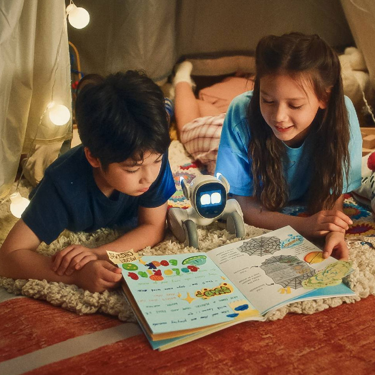 Dos niños leen un libro con un robot de juguete entre ellos. La escena es dentro de una tienda de campaña.