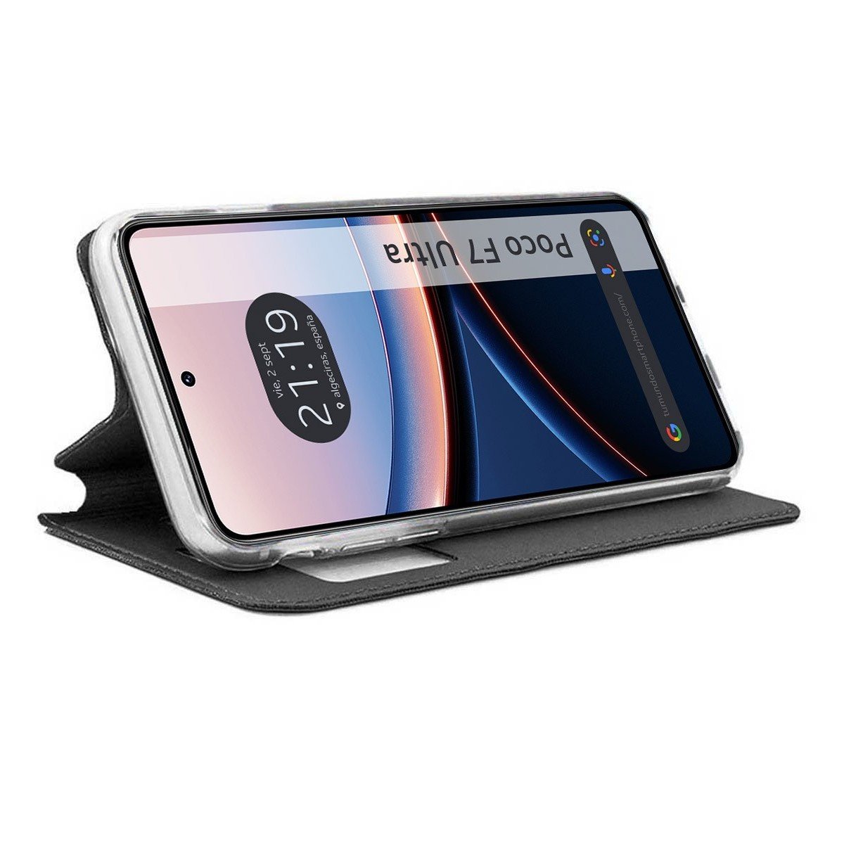Telefono su un supporto con lo schermo che mostra l'ora.