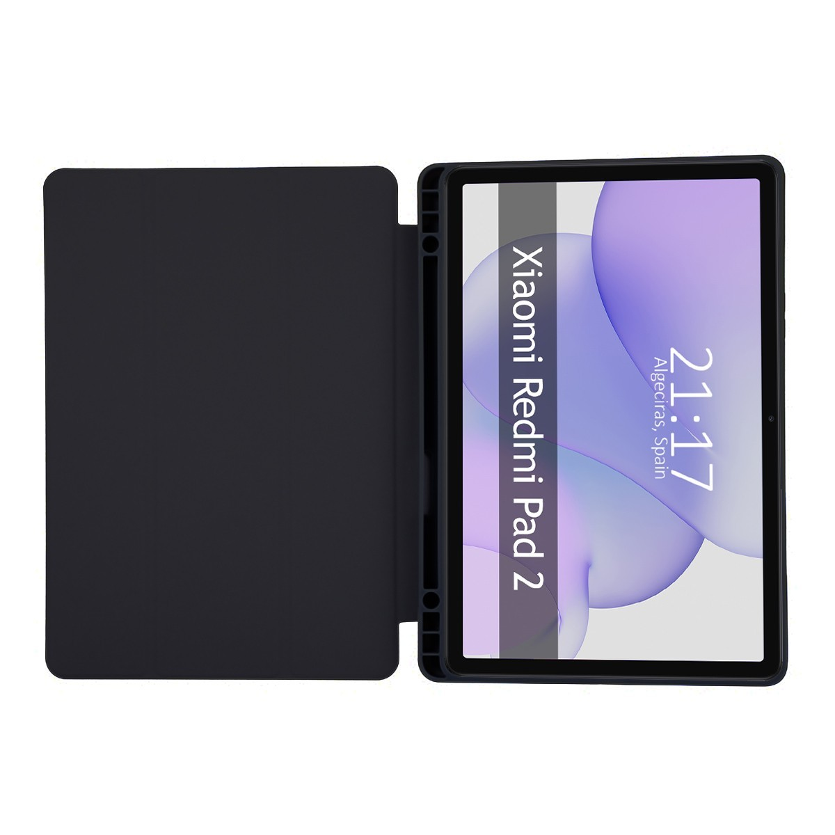 Tableta negra con funda abierta, mostrando la pantalla. Hora y nombre en la pantalla.