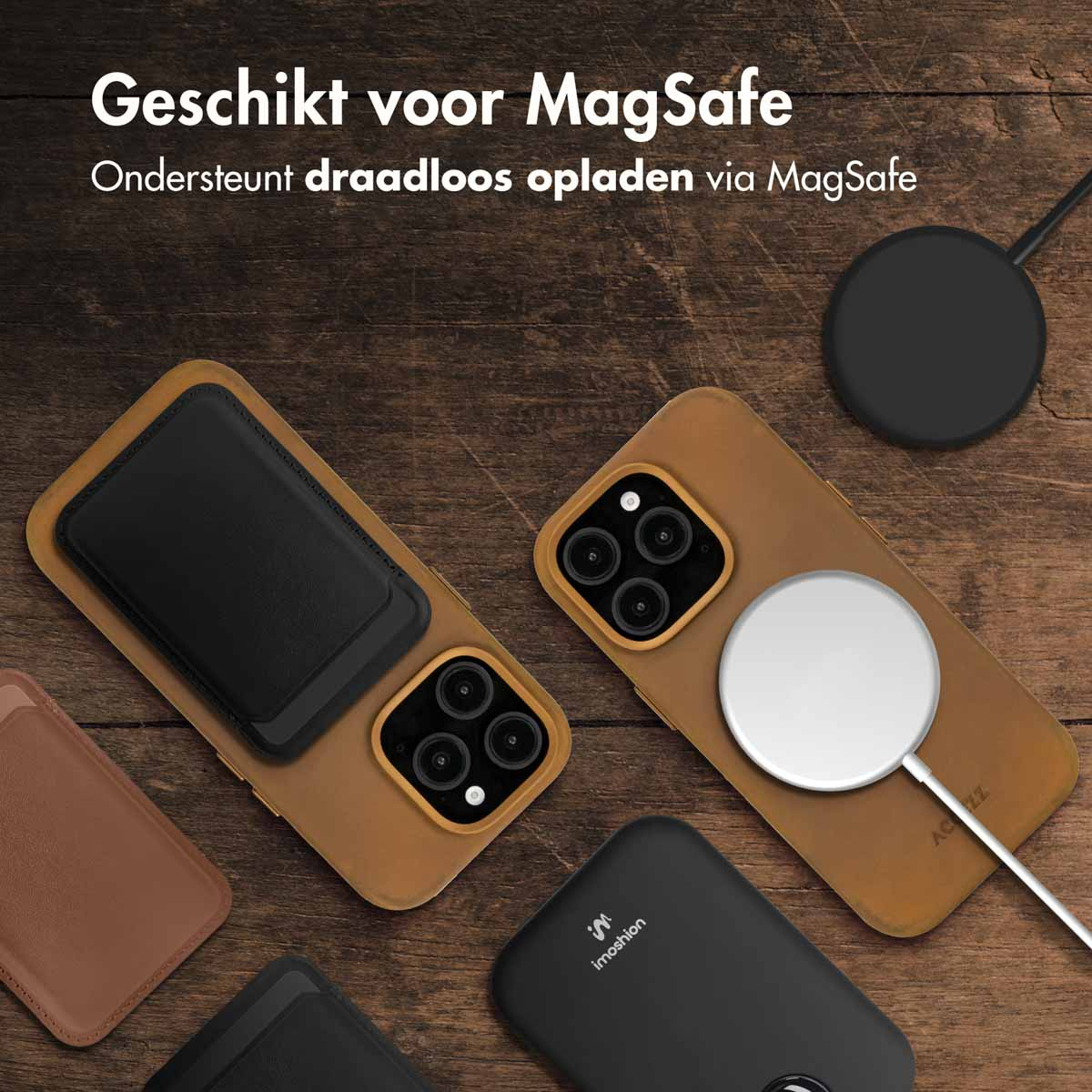 Verschillende telefoonhoesjes en een MagSafe-lader op een houten oppervlak. Tekst: 'Geschikt voor MagSafe'.