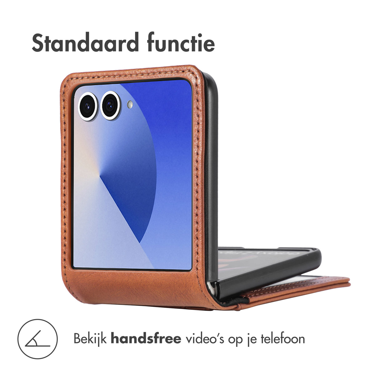 Een bruine leren telefoonhoes met een telefoon die een blauw-wit scherm laat zien. Tekst in het Nederlands.