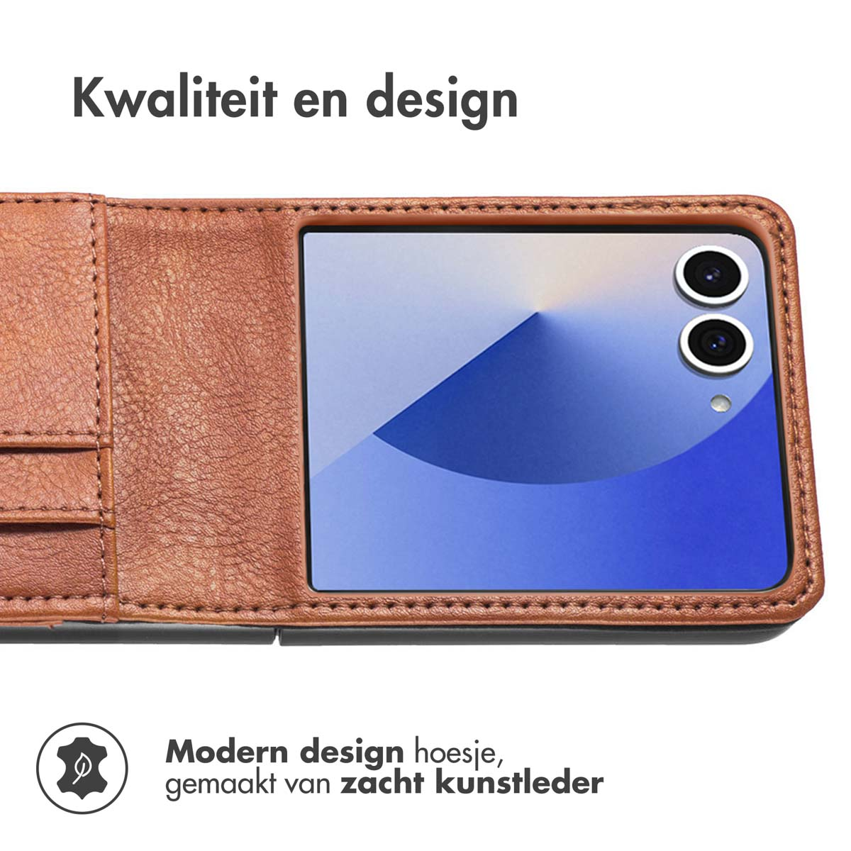 Bruine leren telefoonhoes met telefoon erin, met een blauw en wit scherm. Tekst in het Nederlands.