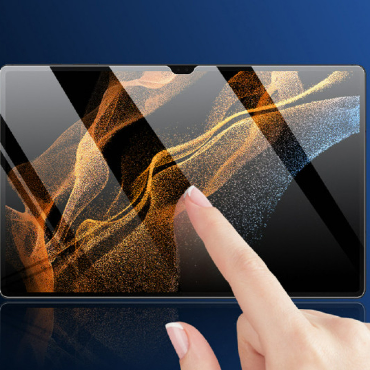 Een hand raakt het scherm van een tablet aan. Het scherm toont gloeiende oranje en gouden wervelingen op een zwarte achtergrond.