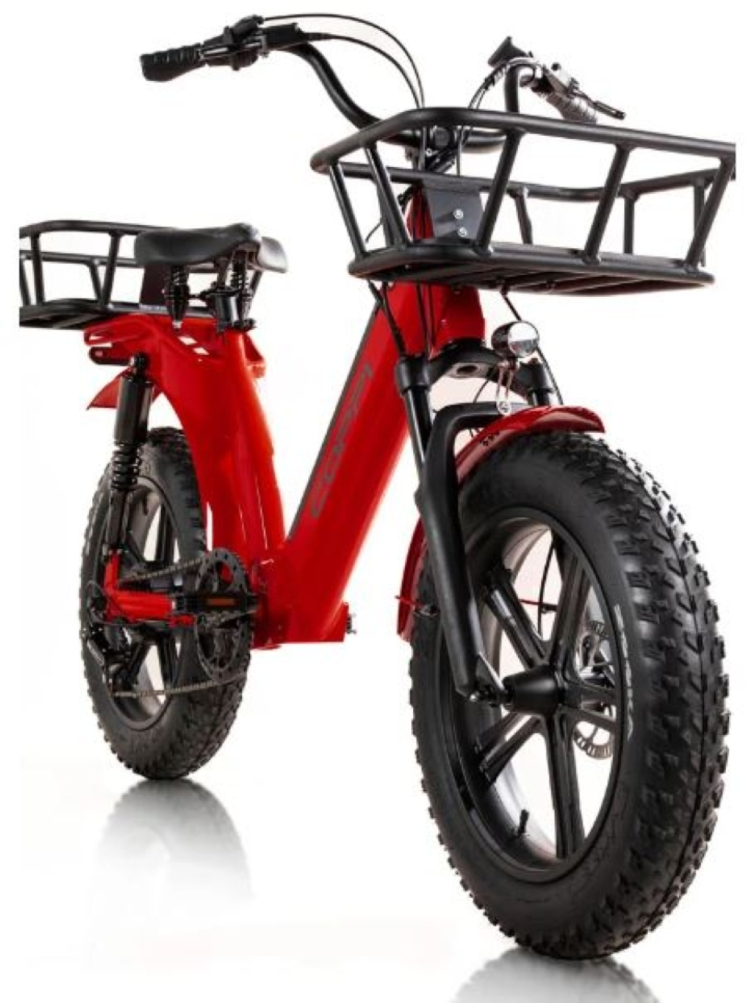 Bicicletta elettrica rossa con cestino anteriore, portapacchi posteriore e pneumatici larghi. Sfondo bianco.