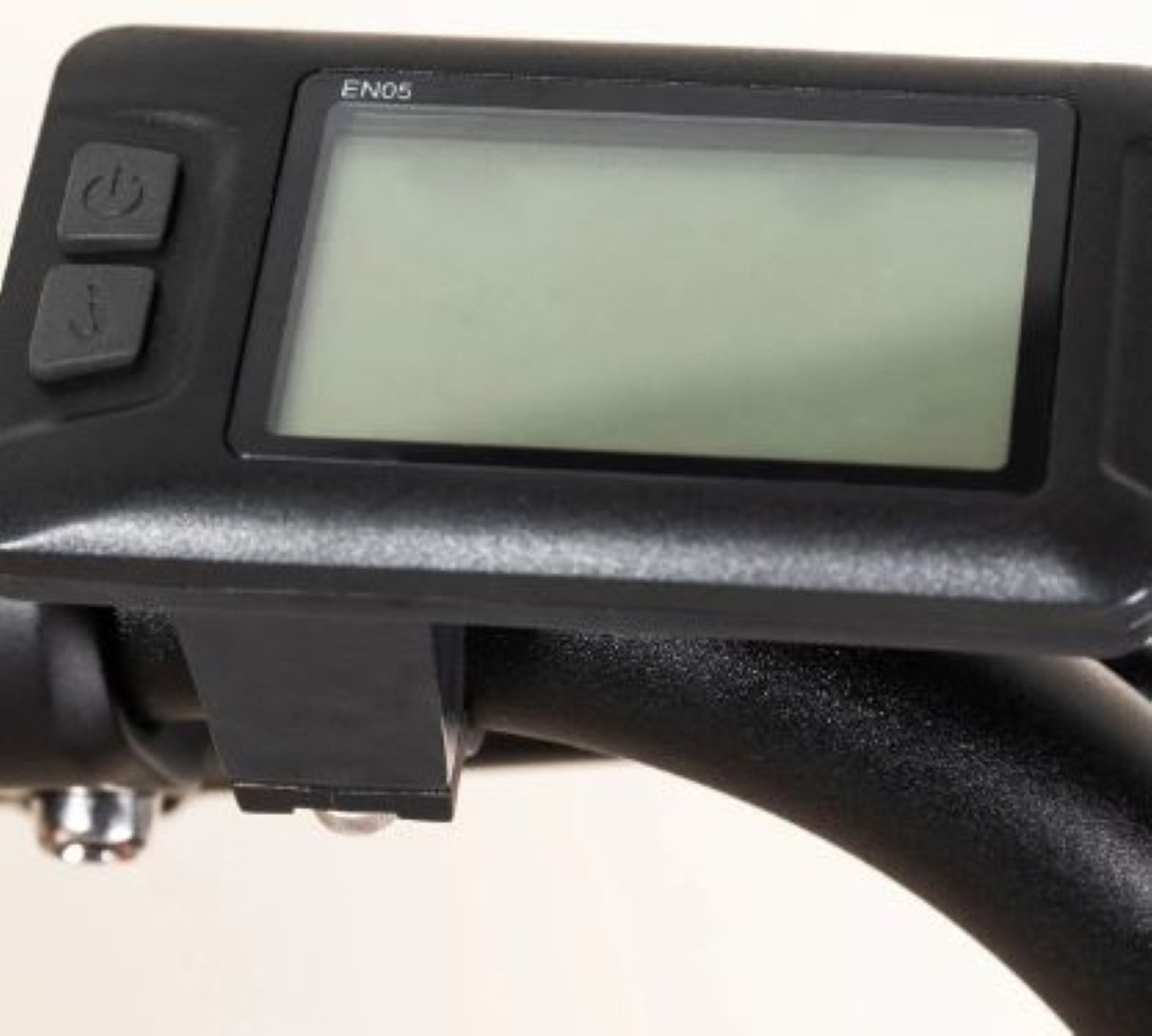 Primo piano del pannello di controllo di una bici con schermo. Ha pulsanti e visualizza EN05.