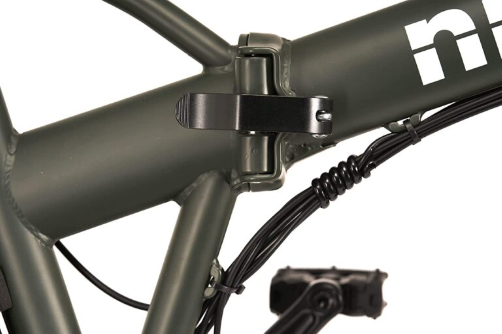 Primo piano del telaio di una bicicletta con meccanismo pieghevole nero, cavi neri e vernice verde.