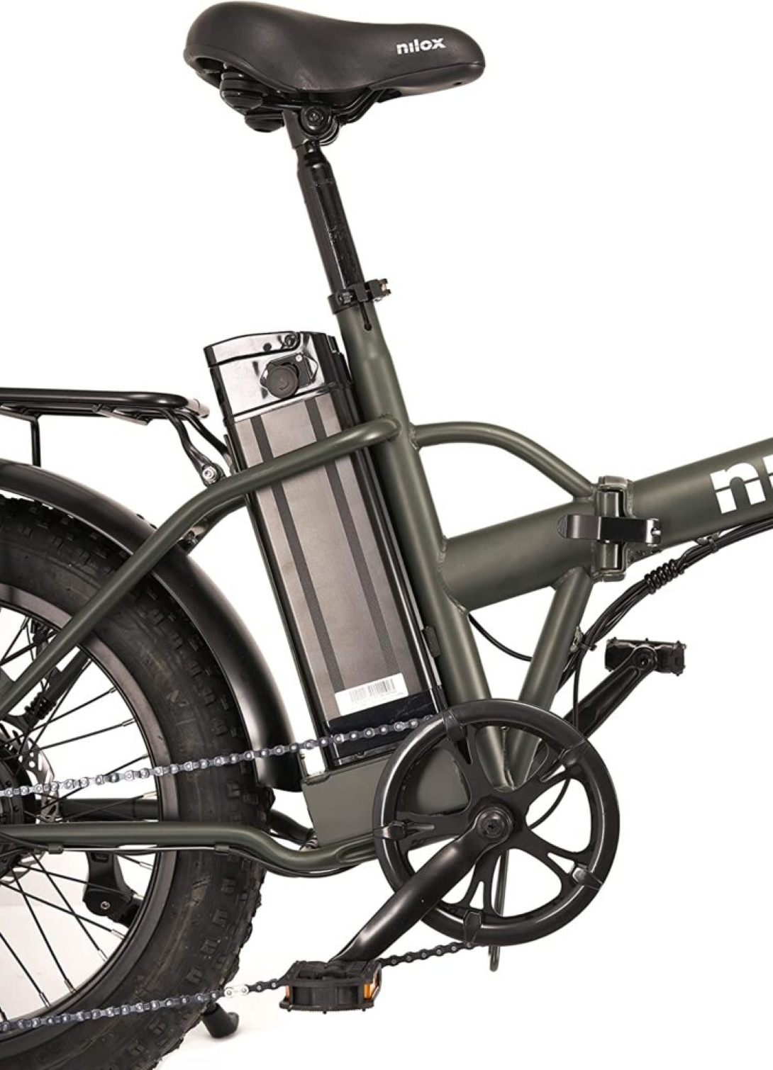 Vista laterale di una bici elettrica pieghevole verde con batteria, sella e ruota parzialmente visibile.