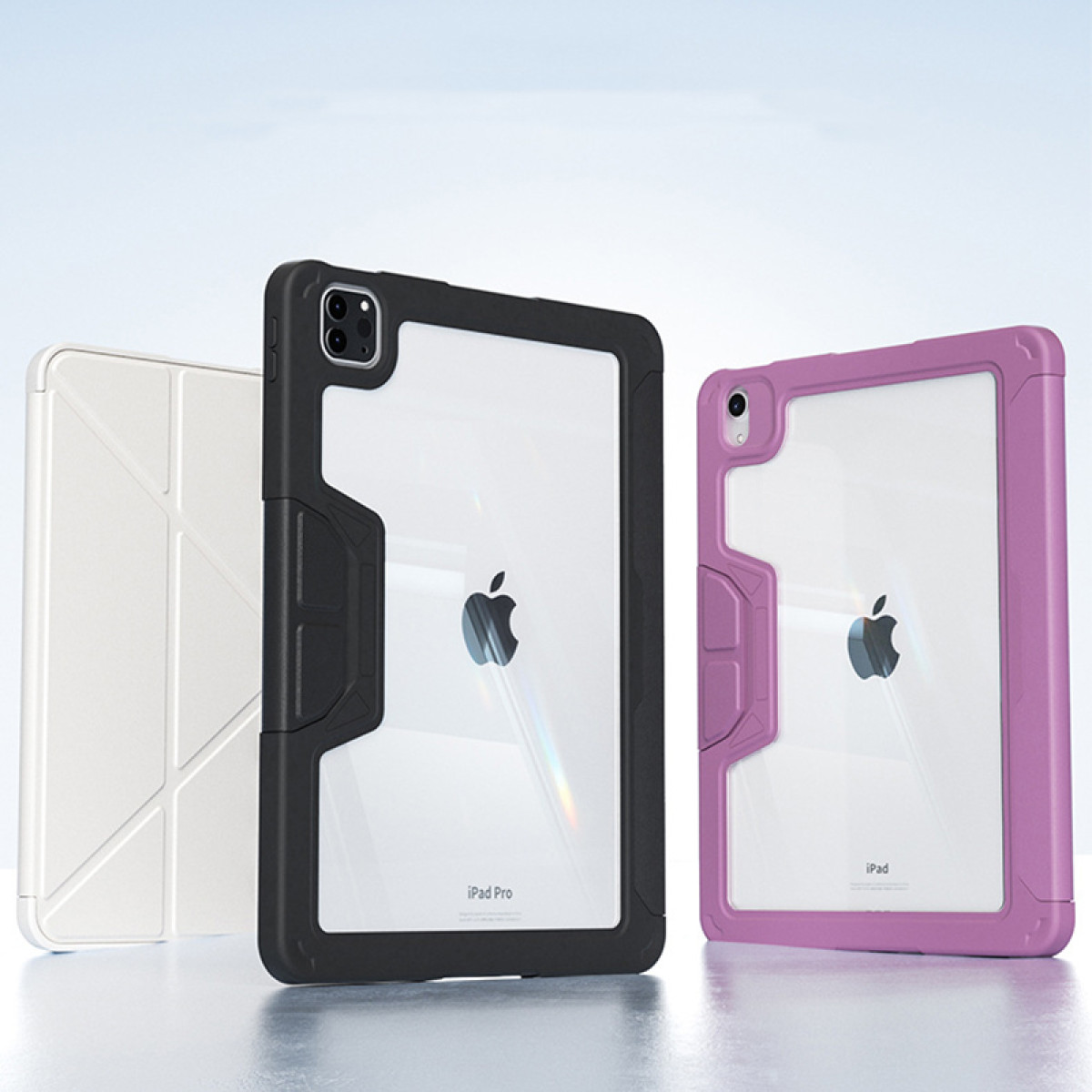 Tre custodie per iPad Pro: bianca, nera e rosa. Ognuna ha un retro trasparente e un logo Apple.
