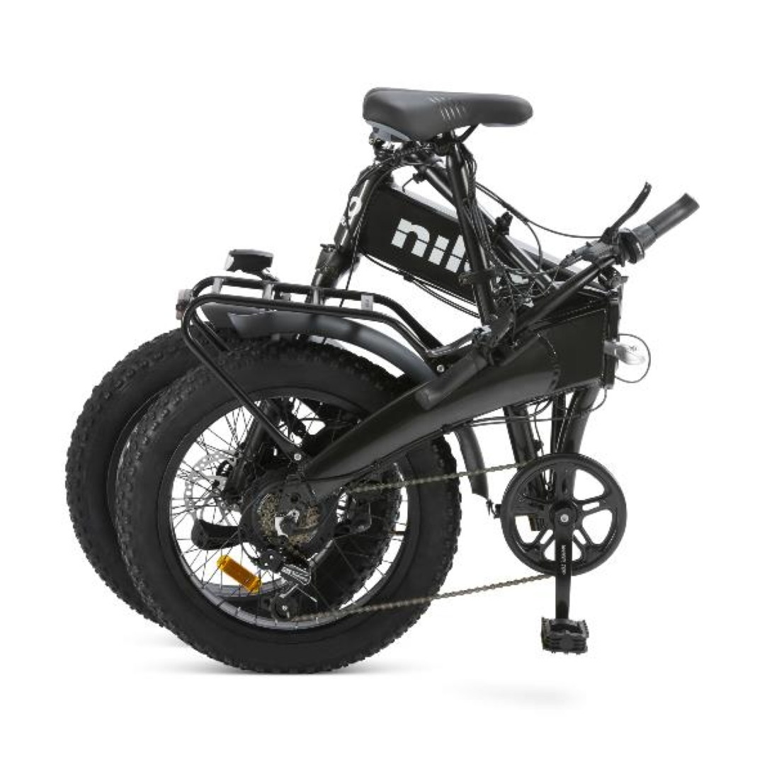Una bicicleta plegable negra sobre un fondo blanco. Tiene neumáticos negros y un cuadro negro.