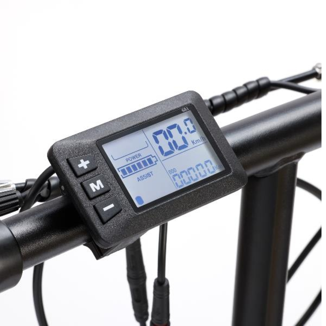 Una pantalla de bicicleta negra muestra velocidad, potencia, nivel de asistencia y carga de batería.