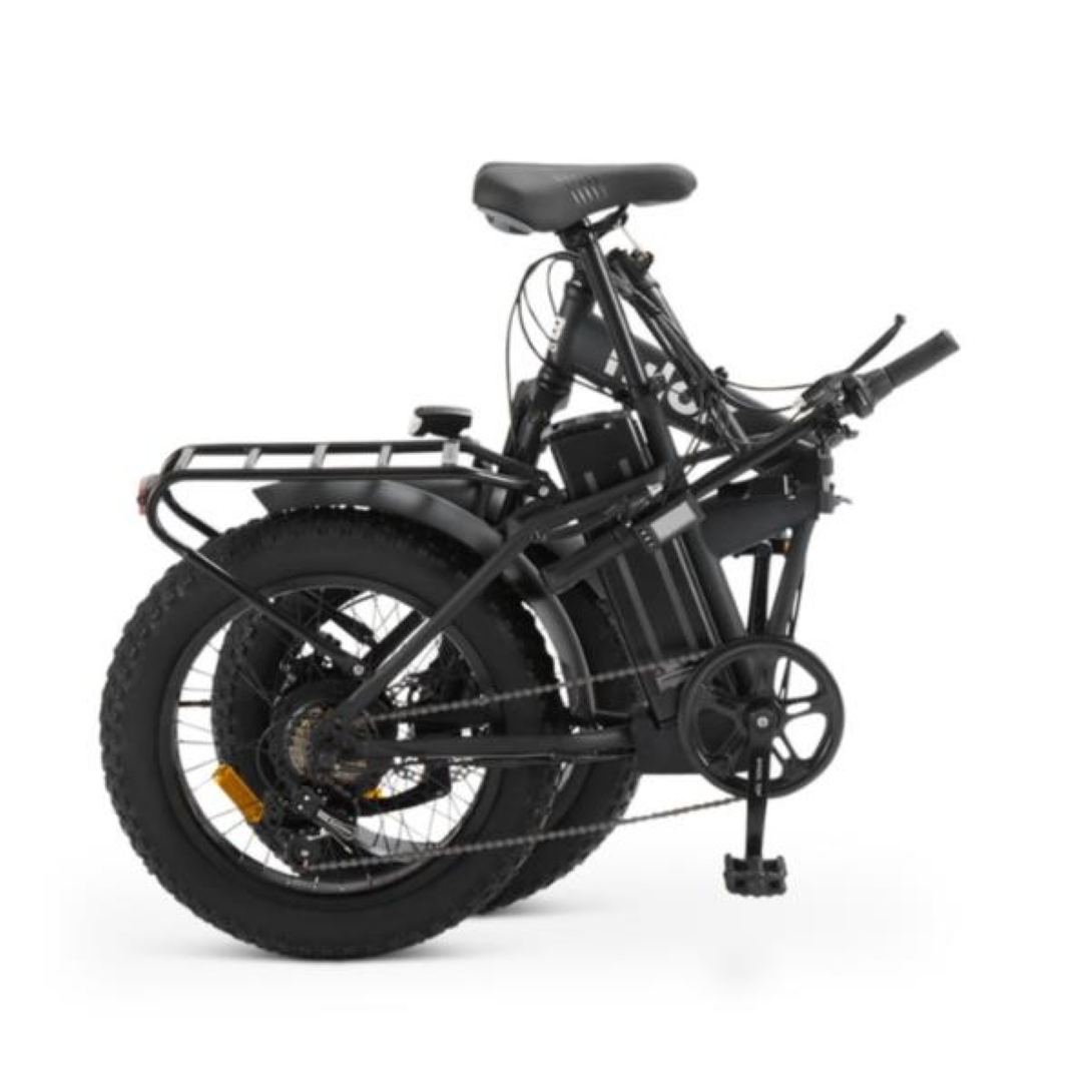 Czarny, złożony rower elektryczny na białym tle. Opony są grube, rama czarna, a siodełko czarne.