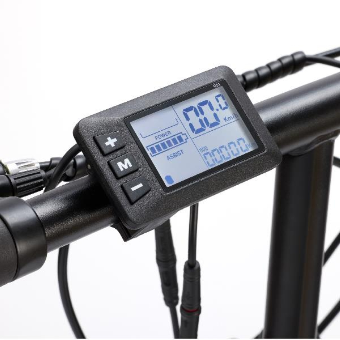 Czarny wyświetlacz roweru pokazuje prędkość, moc, poziom wspomagania i naładowanie baterii.