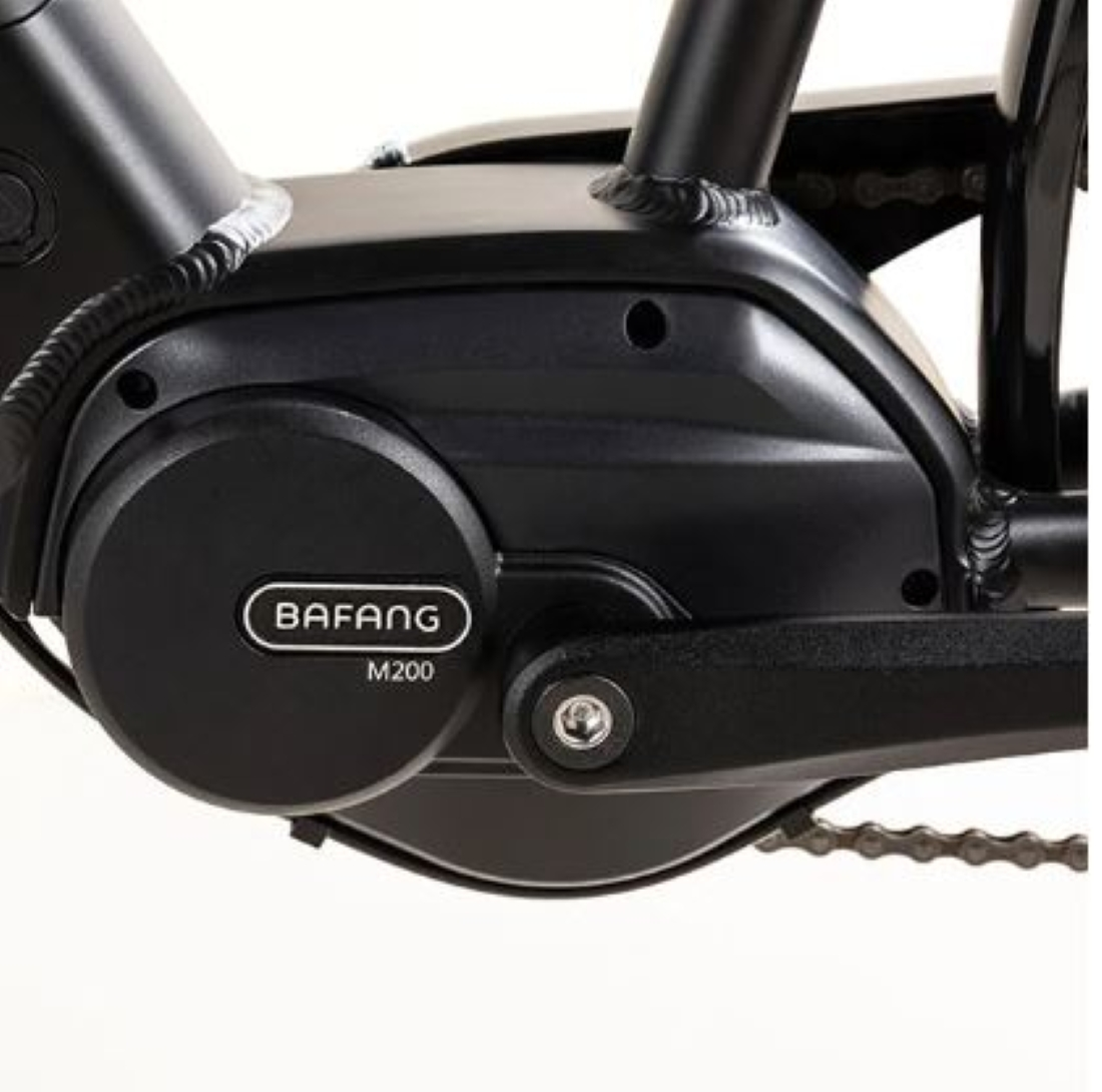 Primo piano di un motore per bici elettrica nero. Sono mostrati il marchio Bafang e il modello M200.