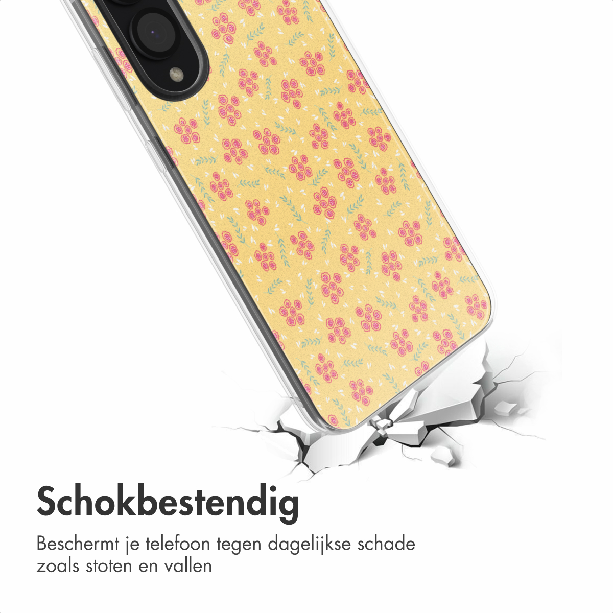 Telefoonhoesje met roze bloemenpatroon. Hoesje is gebarsten. Gele achtergrond.