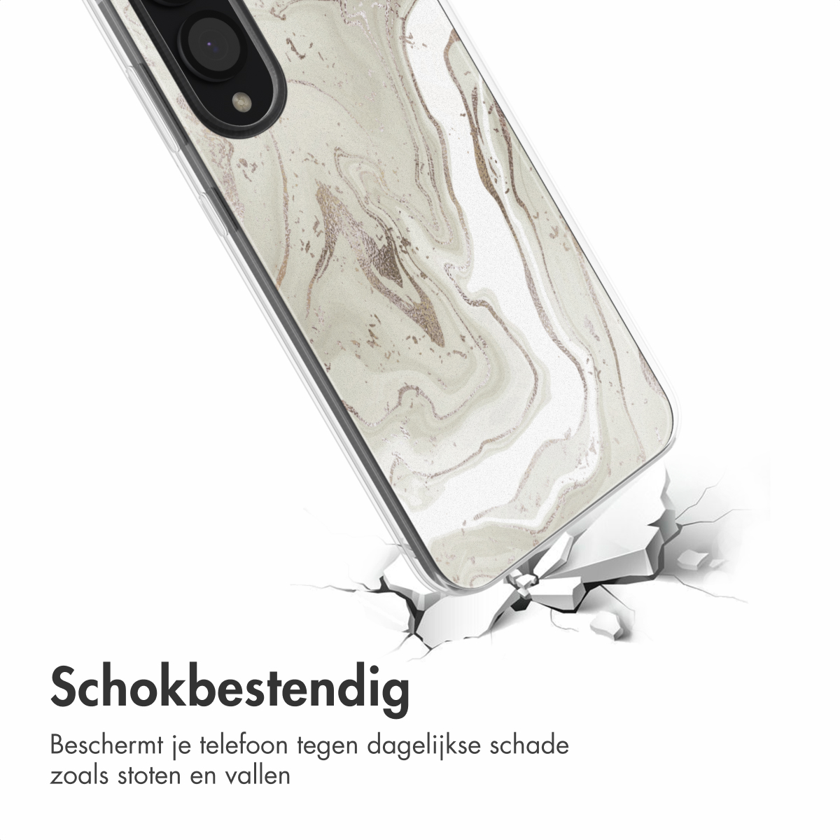 Een telefoonhoesje met een marmerontwerp. Het ligt op een gebarsten oppervlak en adverteert schokbestendigheid.