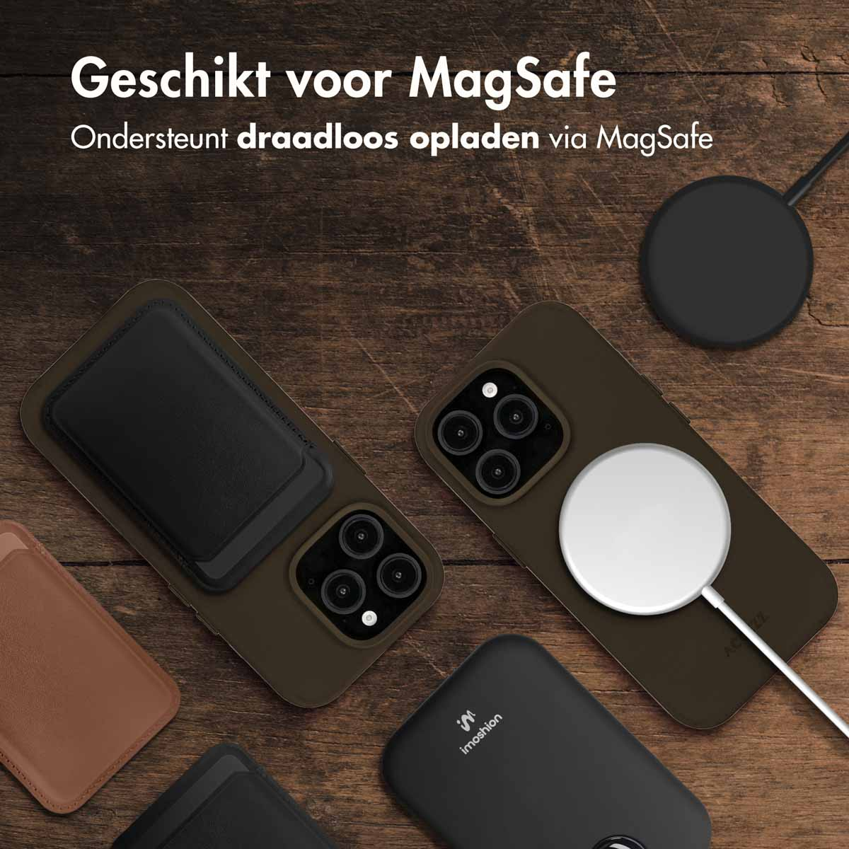 Verschillende telefoons met hoesjes en oplaadpads op een houten oppervlak.