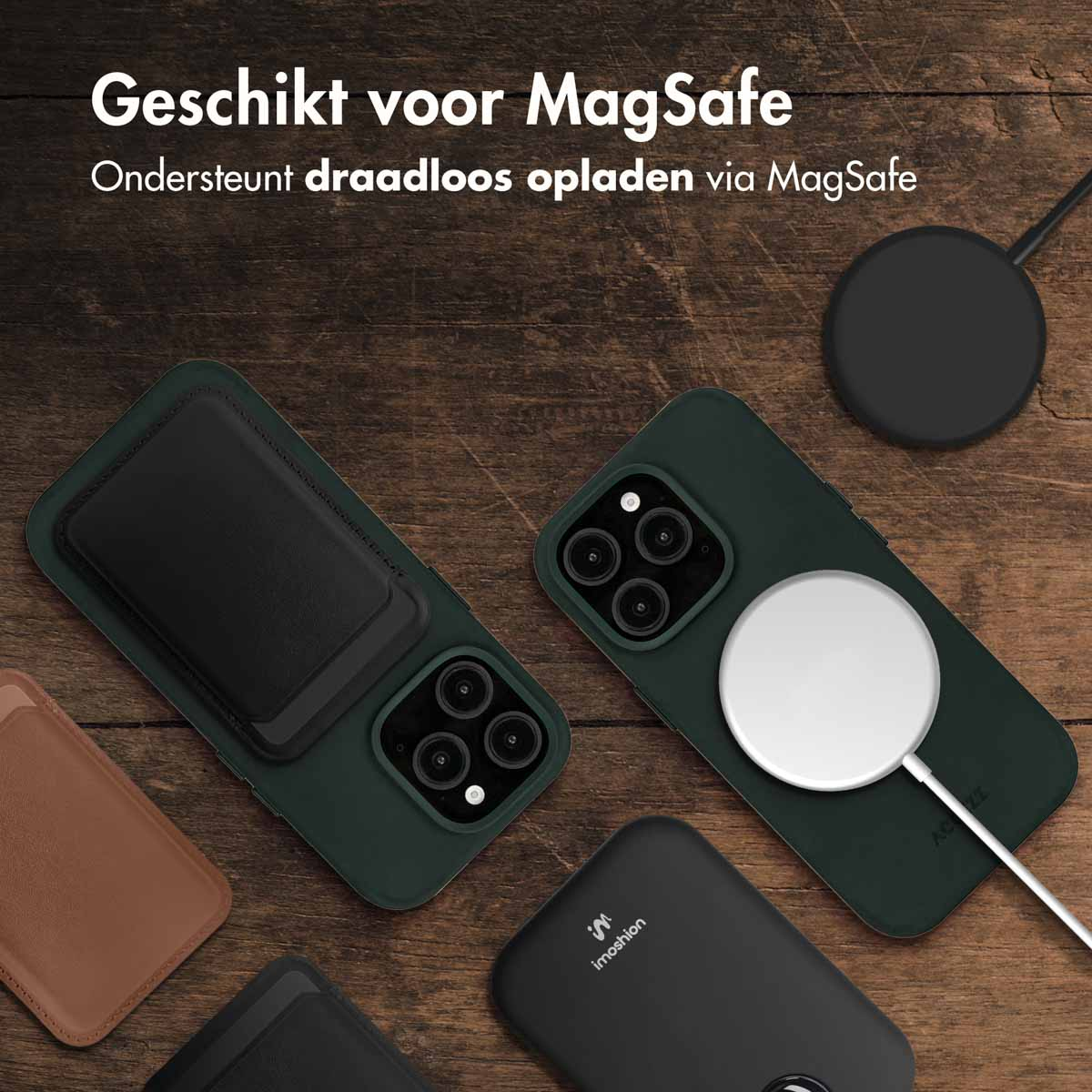 Verschillende telefoons met hoesjes en oplaadpads op een houten oppervlak.
