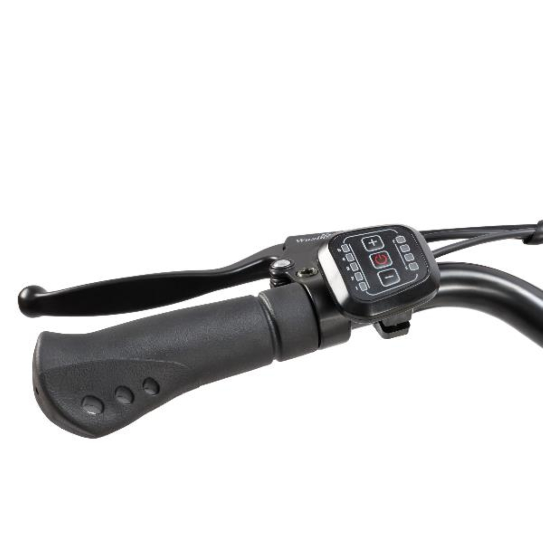 Zbliżenie na kierownicę roweru, z czarnym uchwytem i panelem sterowania.