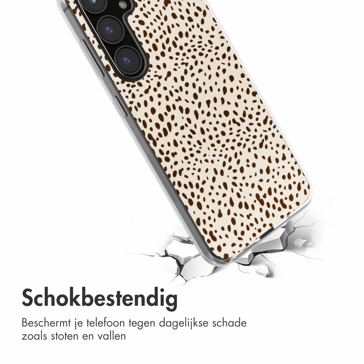Een telefoonhoesje met bruin stippenpatroon valt, met scheuren eronder.