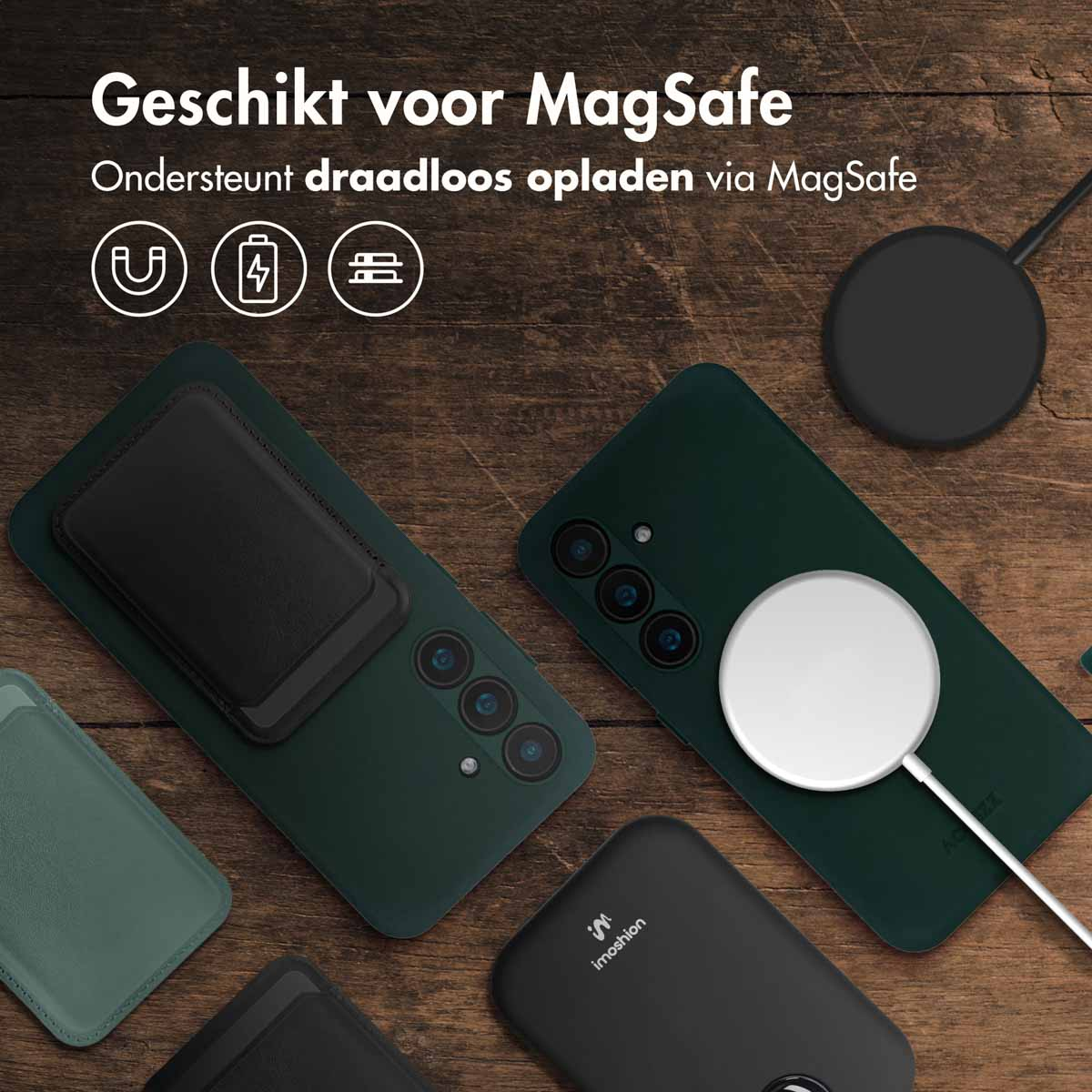 Une coque de téléphone avec un porte-cartes noir. Il y a plusieurs coques de téléphone et chargeurs sur une surface en bois.