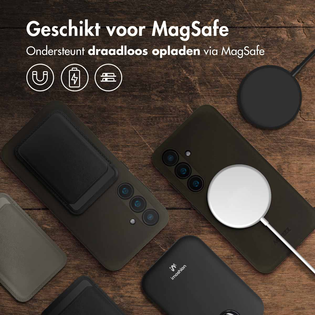 Twee telefoons met hoesjes, een MagSafe-oplader, een kaarthouder en een powerbank liggen op een houten oppervlak.