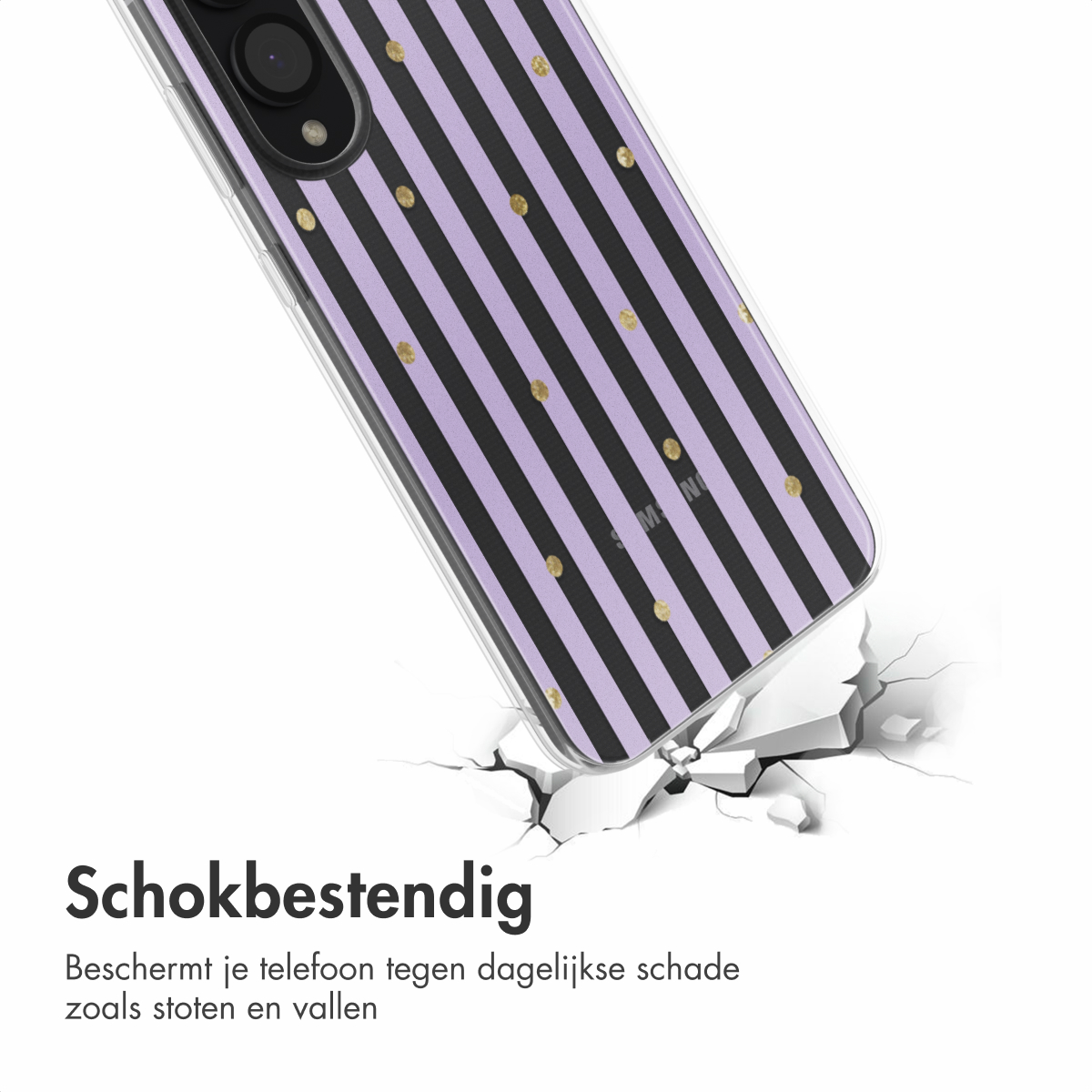 Een telefoonhoesje met verticale paarse strepen en gouden stippen staat schuin, lijkt te vallen, met een gebarsten grond eronder.