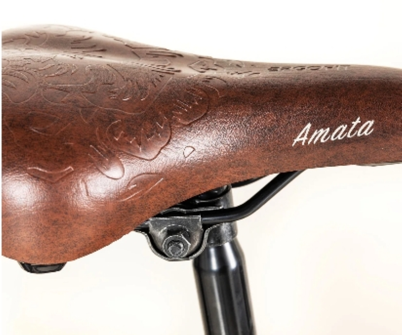 Una sella per bicicletta in pelle con design floreale in rilievo e la scritta "Amata".