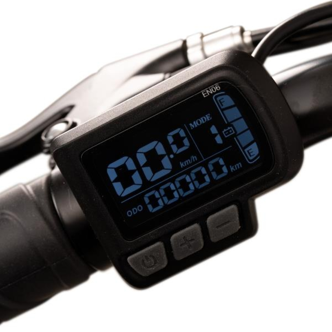 Primo piano di un display per e-bike. Mostra velocità, livello della batteria e altri dati su uno schermo nero con cifre blu.