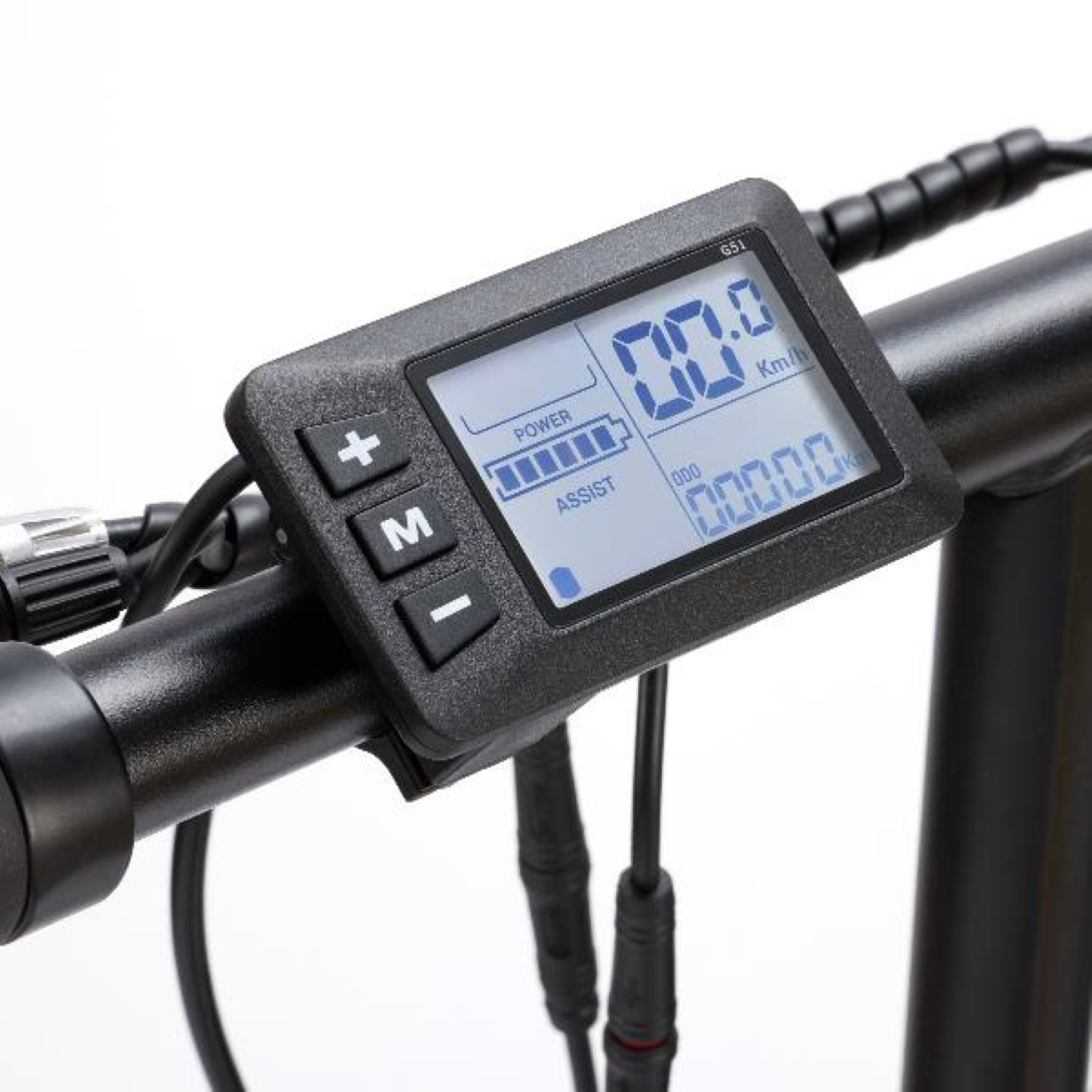 Zbliżenie czarnego wyświetlacza roweru elektrycznego ze wskaźnikami prędkości i baterii.