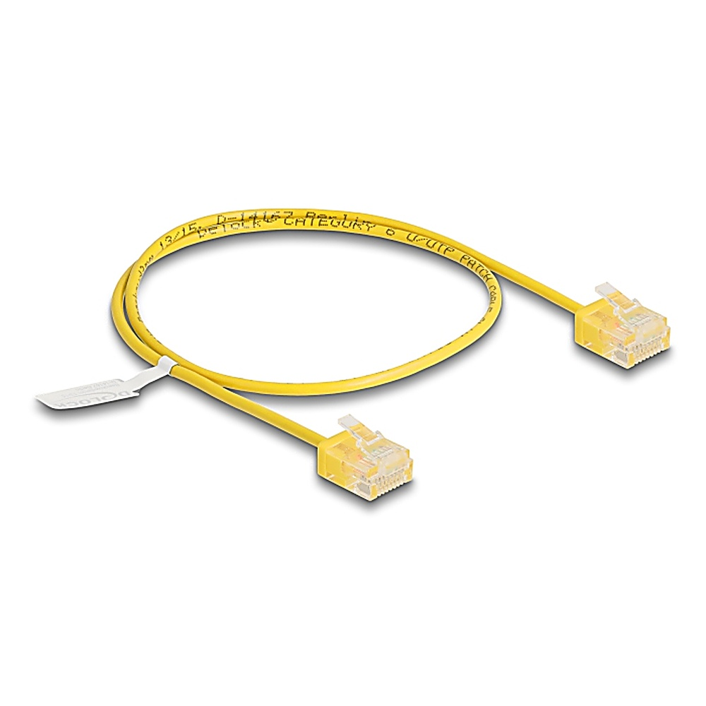Cavo di rete giallo con connettori trasparenti. Sfondo bianco.