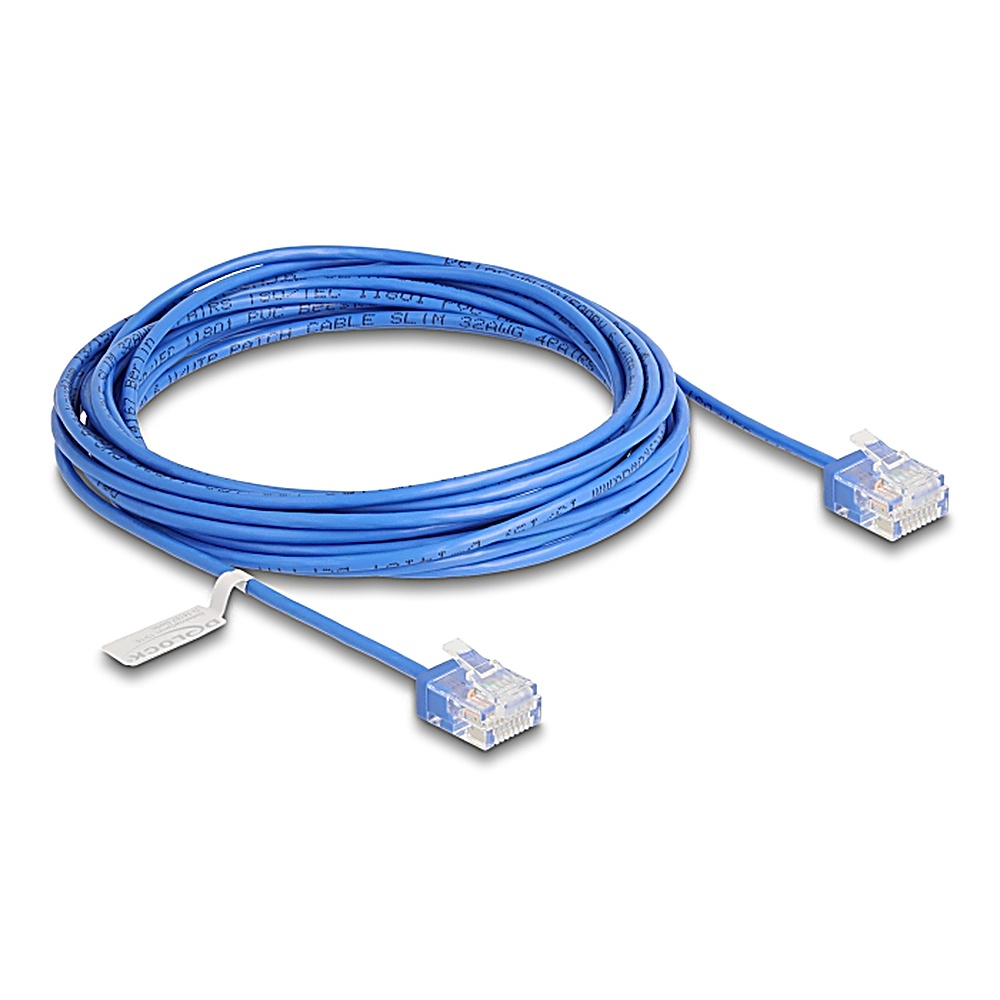 Un cavo Ethernet blu arrotolato con connettori trasparenti su sfondo bianco.